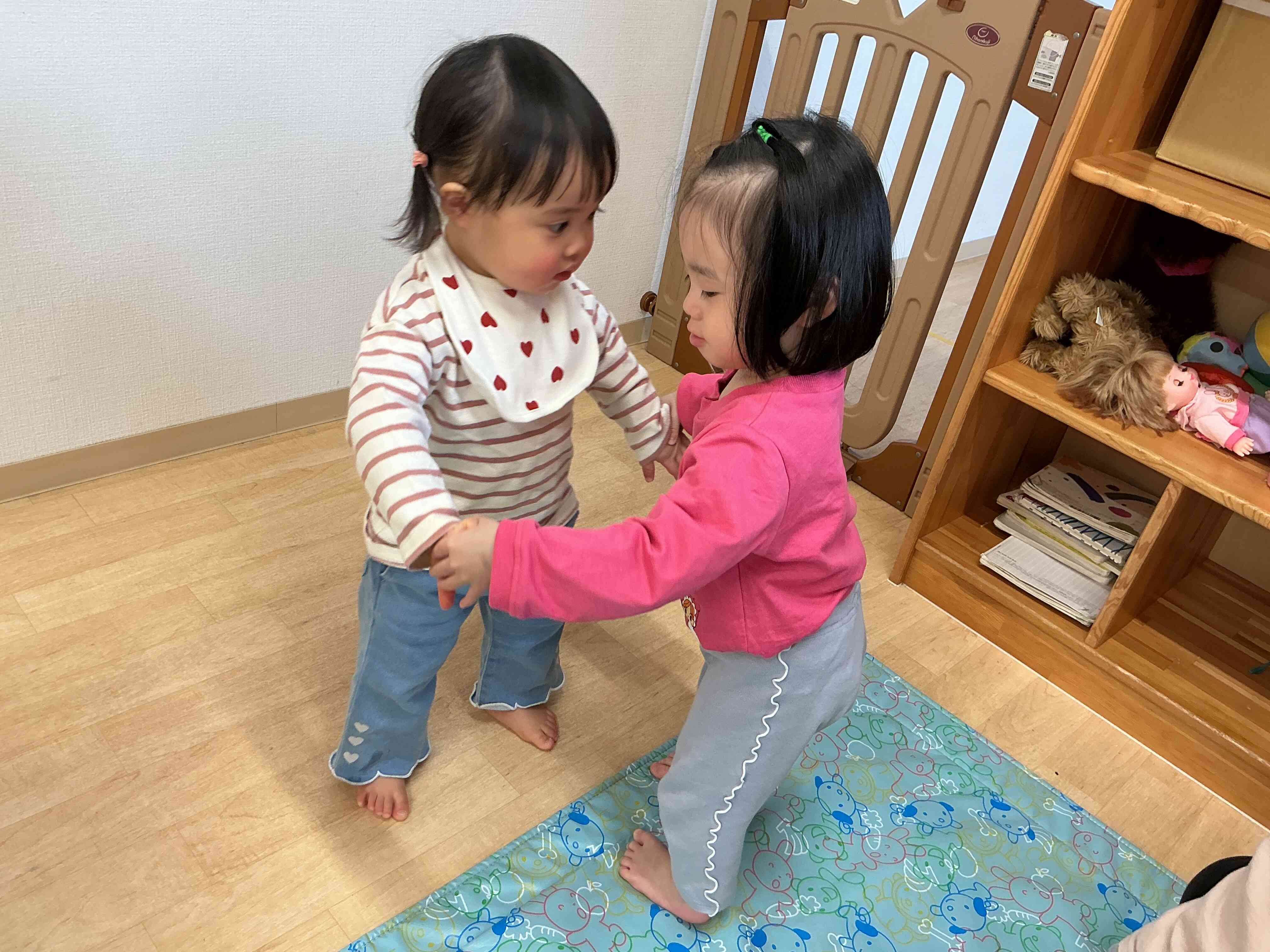 英語の様子〜ひよこ組（0歳児）〜
