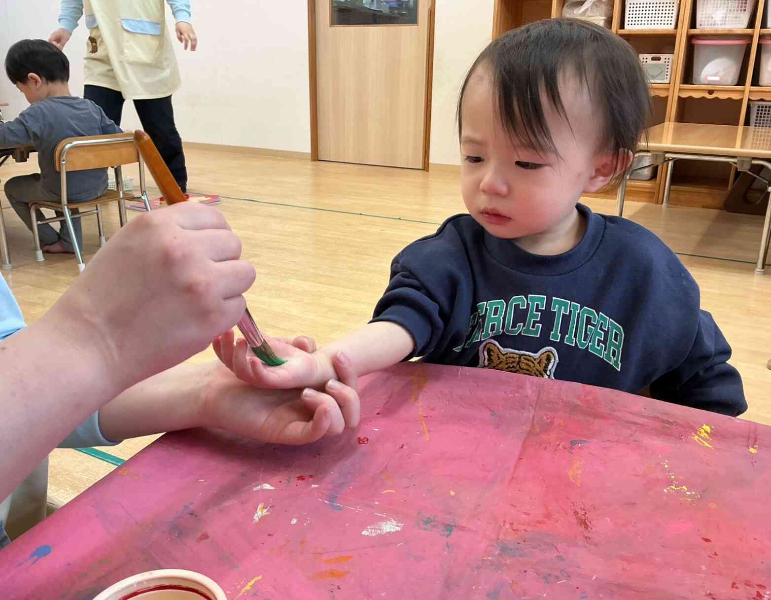 絵の具を使った製作〜あひる組（1歳児）〜