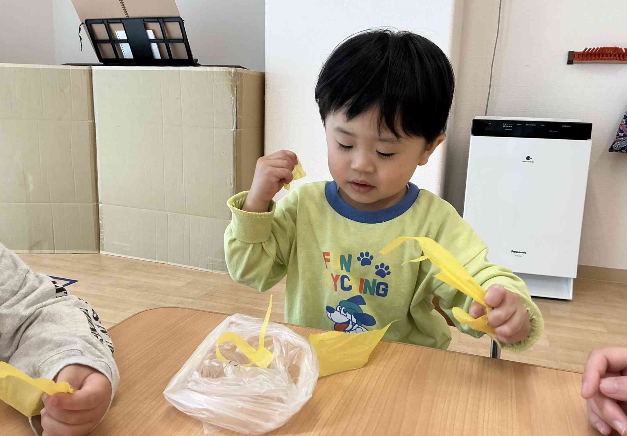 製作の様子〜うさぎ組(2歳児)〜