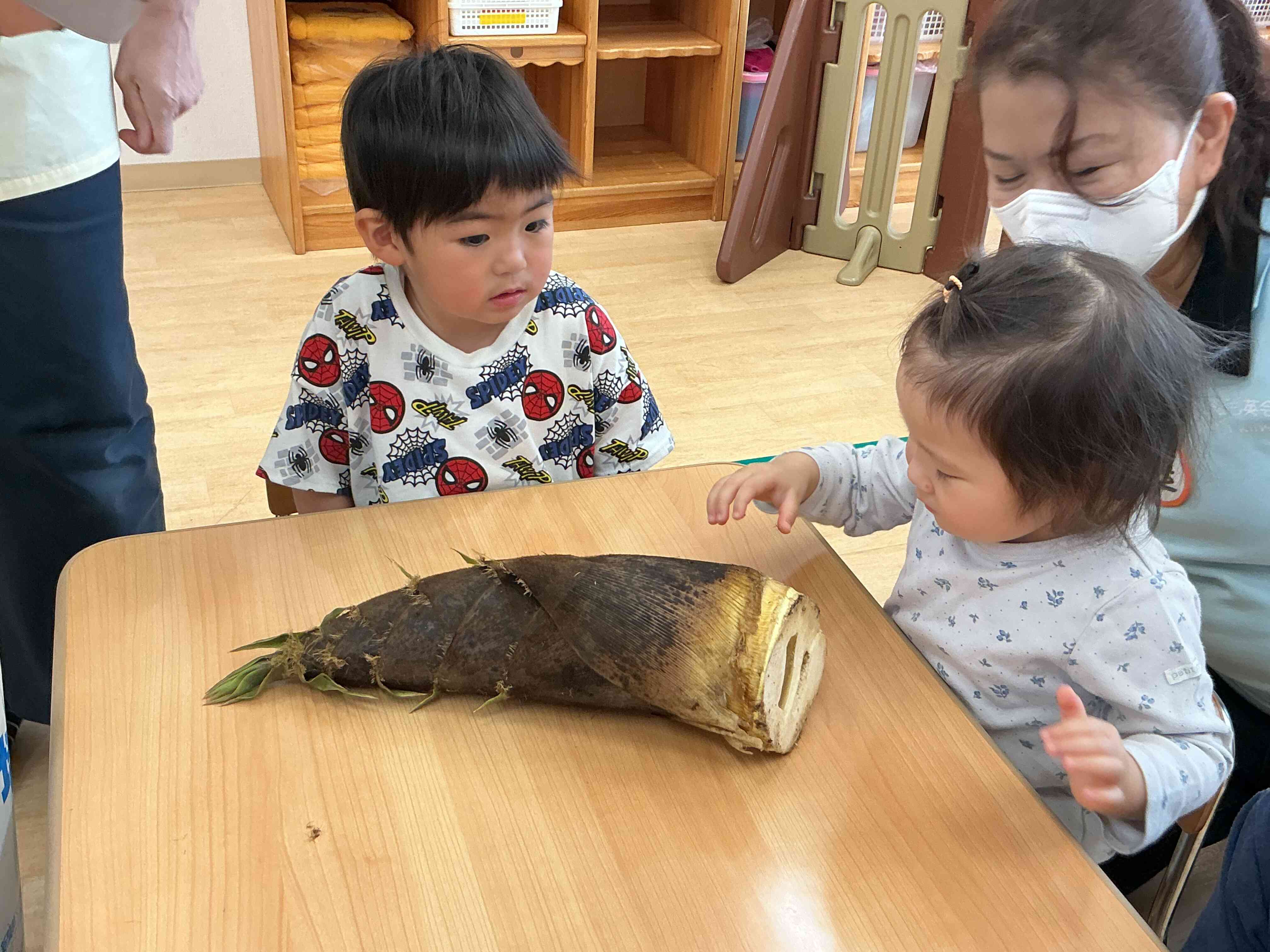 食育を行いました！（たけのこの皮むき）