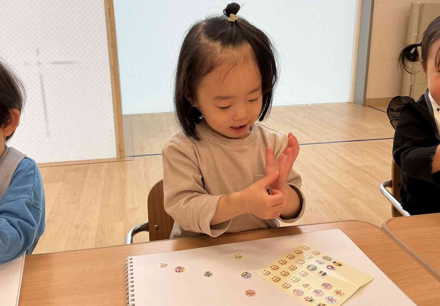 おててにも…