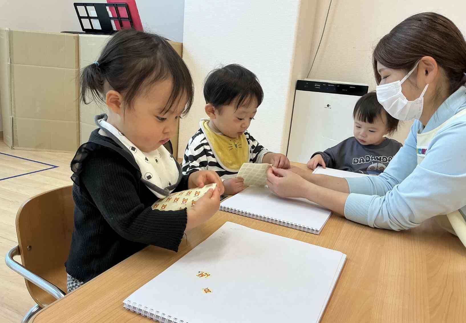 お部屋遊び〜あひる組(1歳児)〜