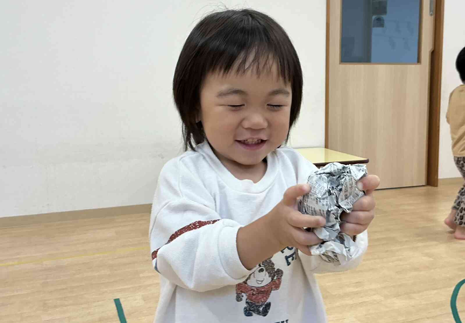 新聞紙遊び〜うさぎ組(2歳児)〜