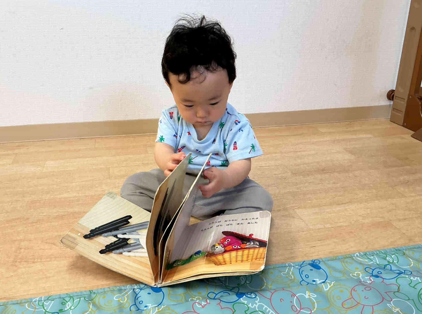 お部屋遊び〜ひよこぐみ（0歳児）〜