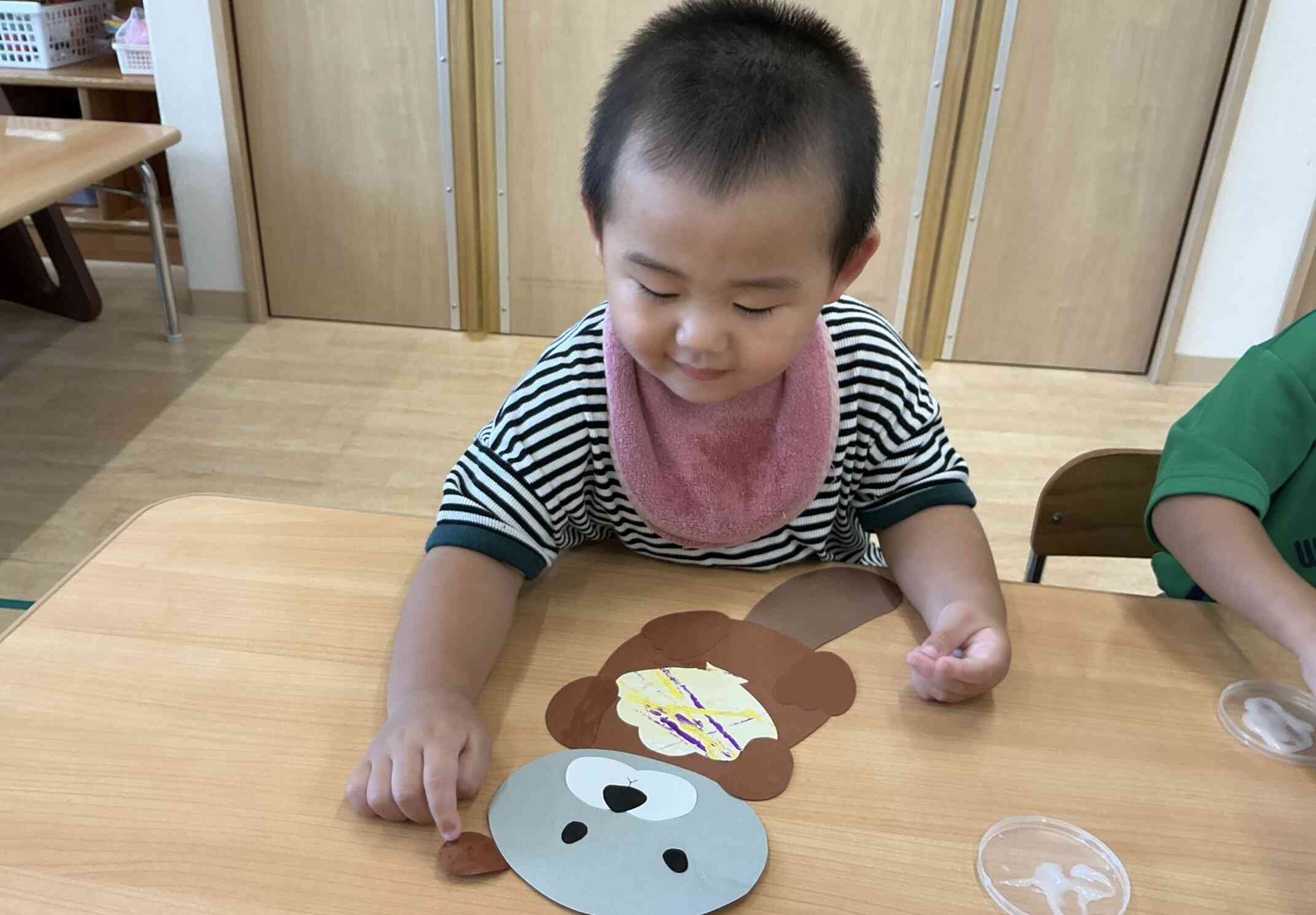 ペタペタ貼って…