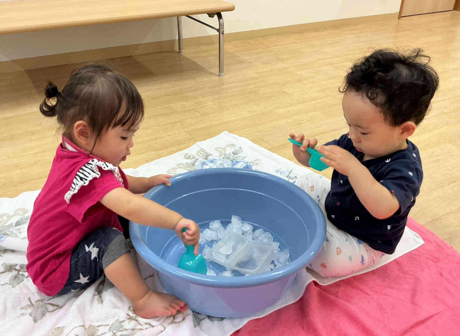 氷あそび〜ひよこぐみ（0歳児）〜