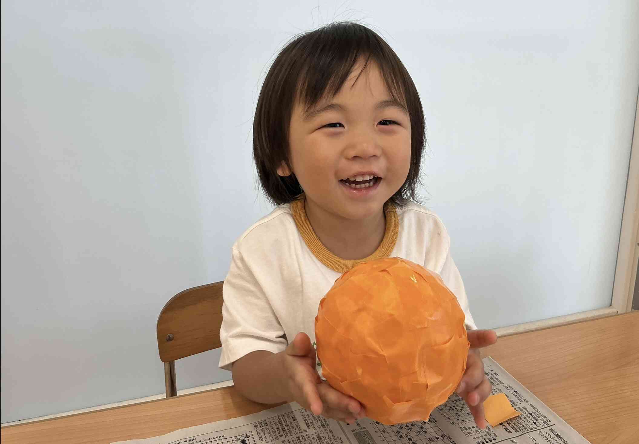 製作の様子〜うさぎ組(2歳児)〜