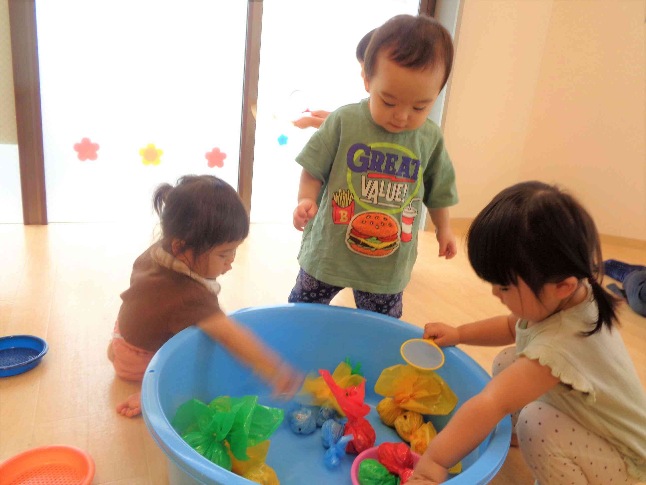 金魚すくいゲーム♫｜ニチイキッズ古川えきまえ保育園｜ニチイキッズ