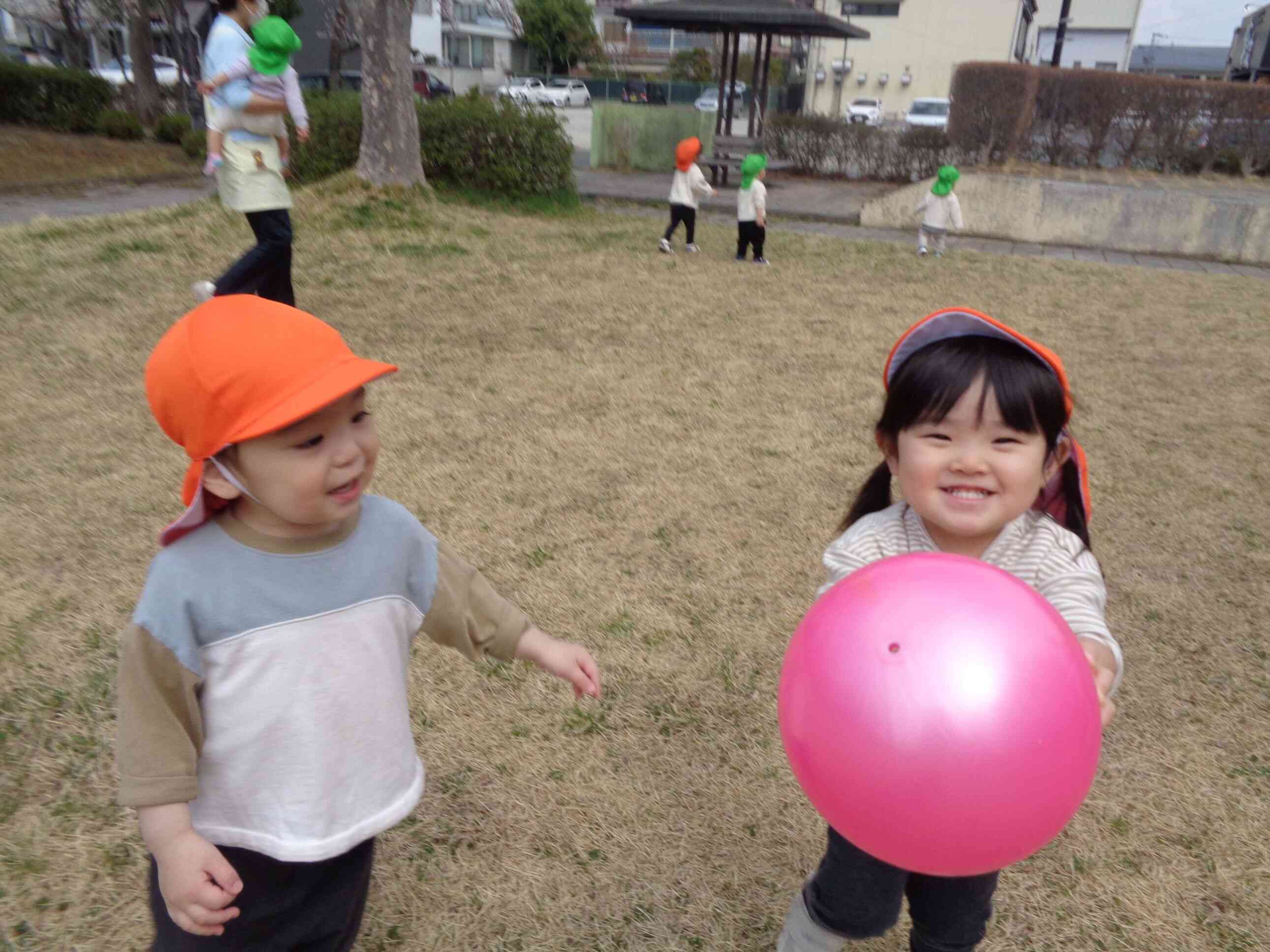 ボール遊び楽しいね♪