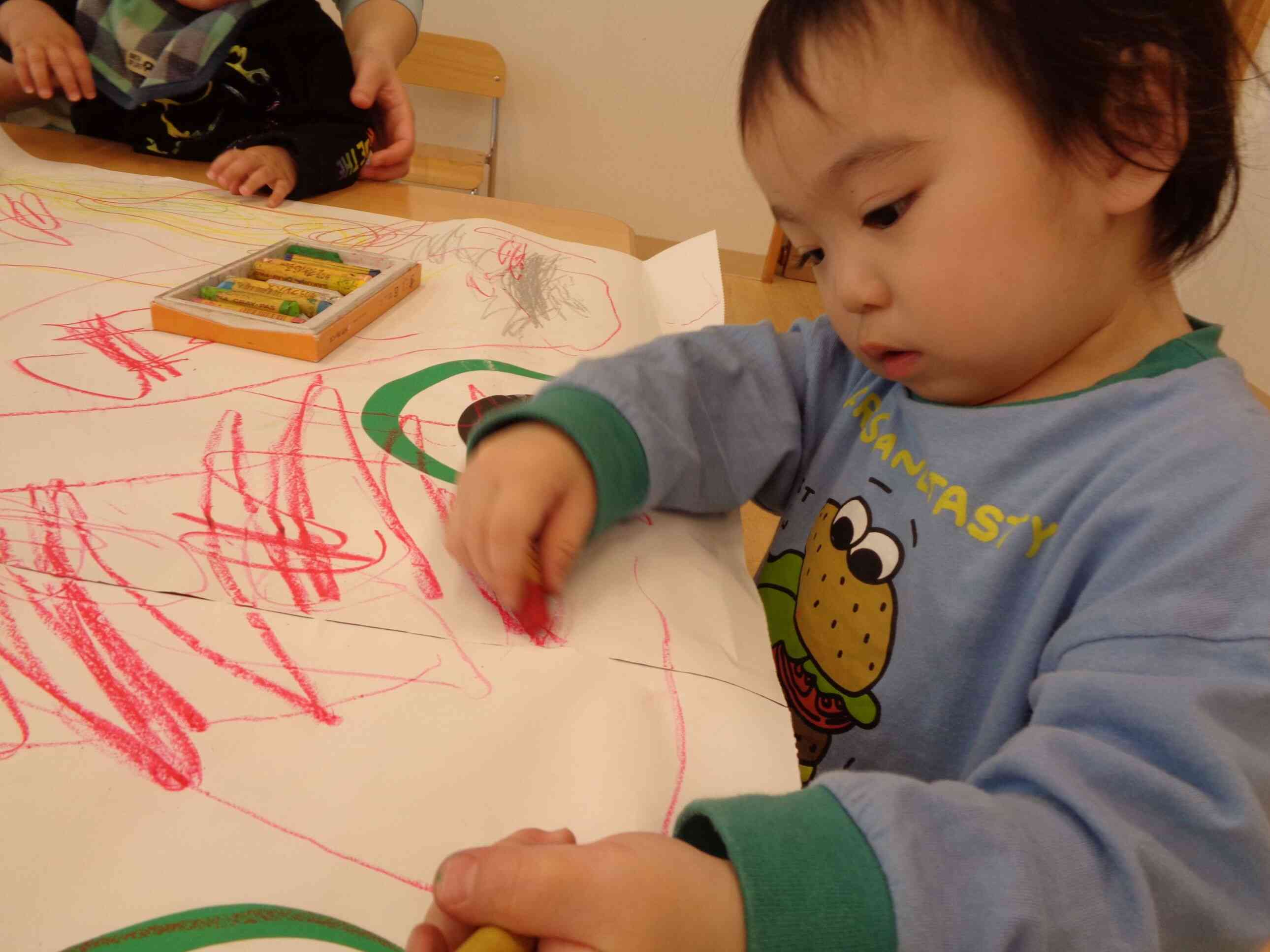 赤のクレヨンで、おもいっきりお絵描きしてるよ！
