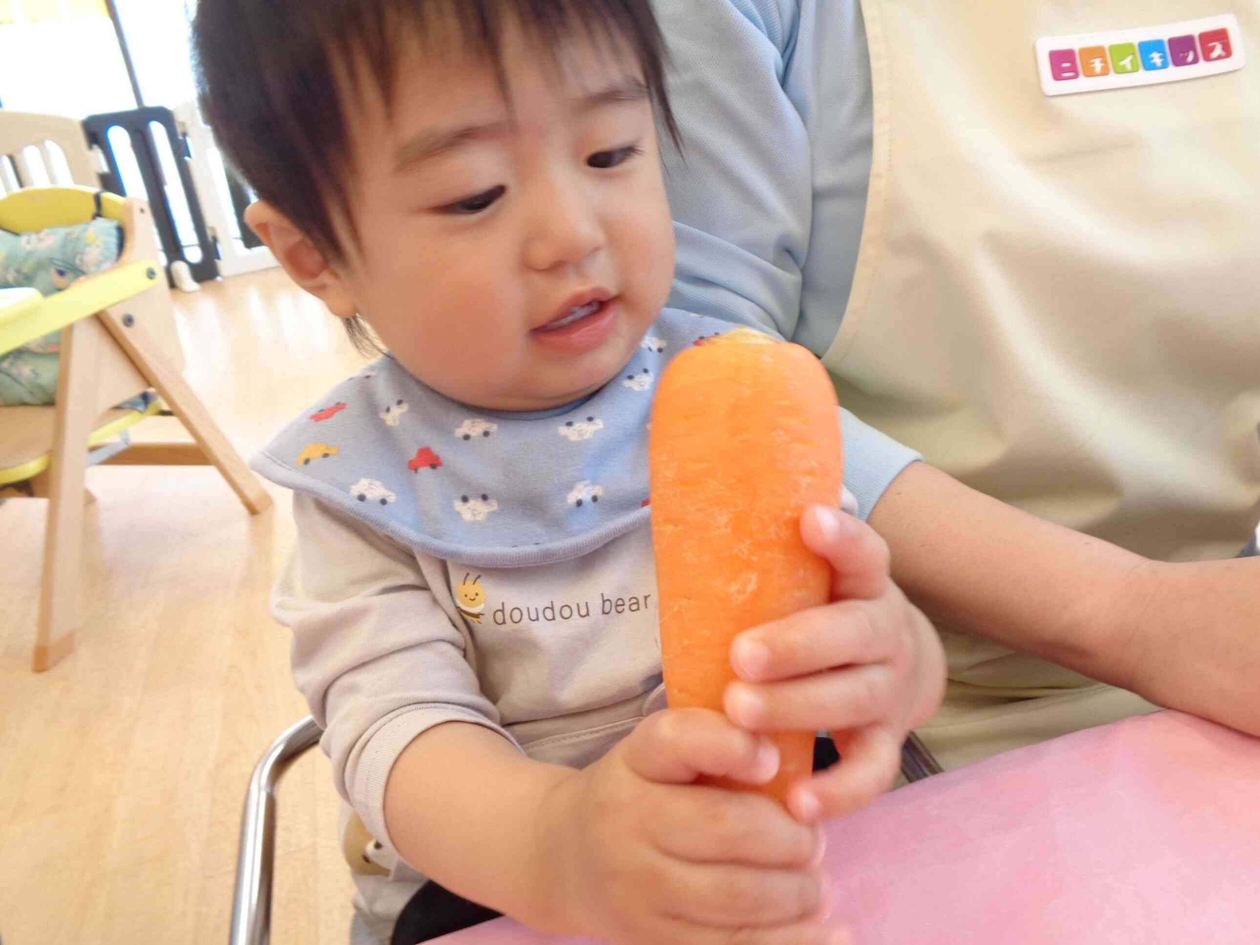 ５月の食育活動～野菜に触れてみよう～