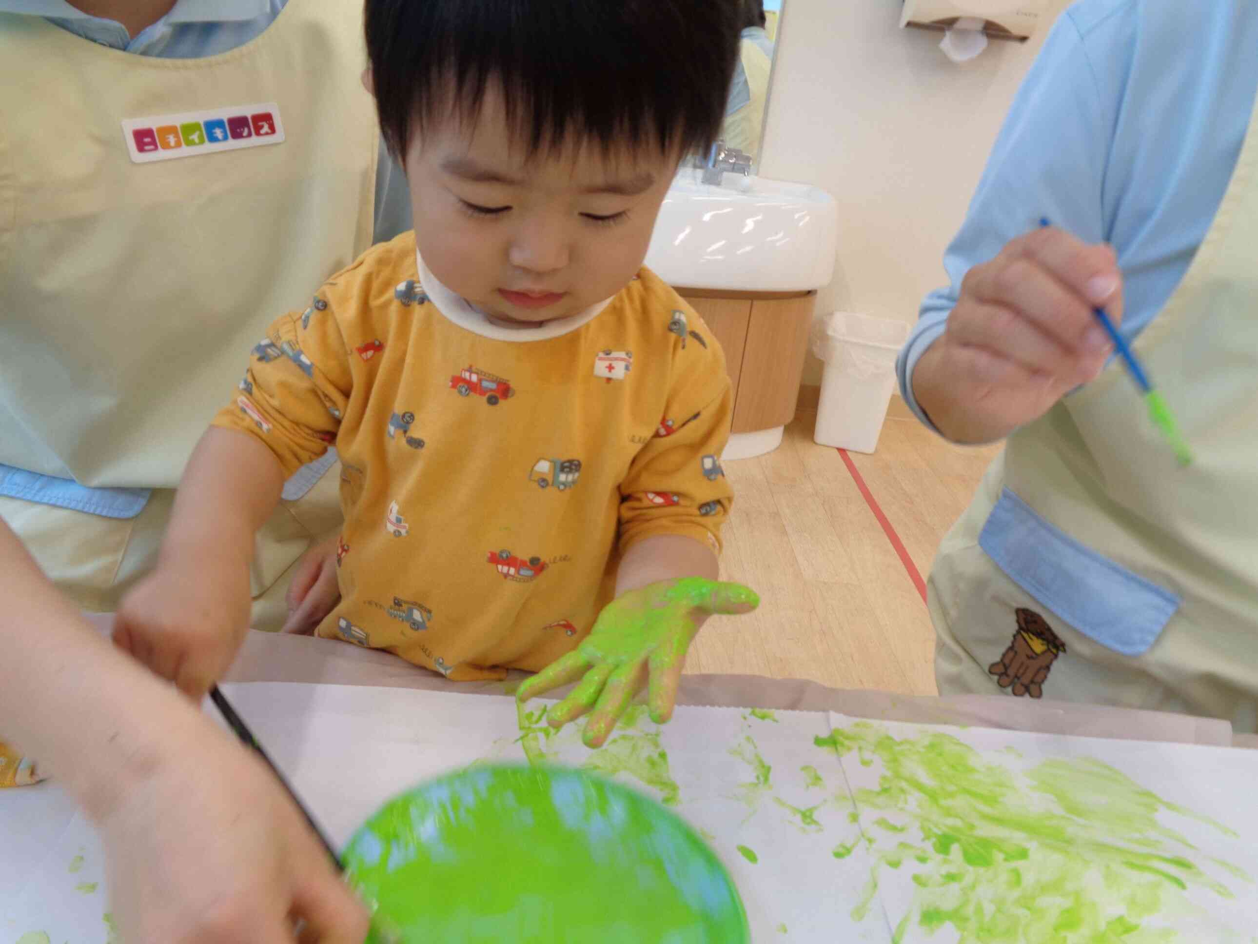 おててに絵の具を沢山塗ってぺったん！