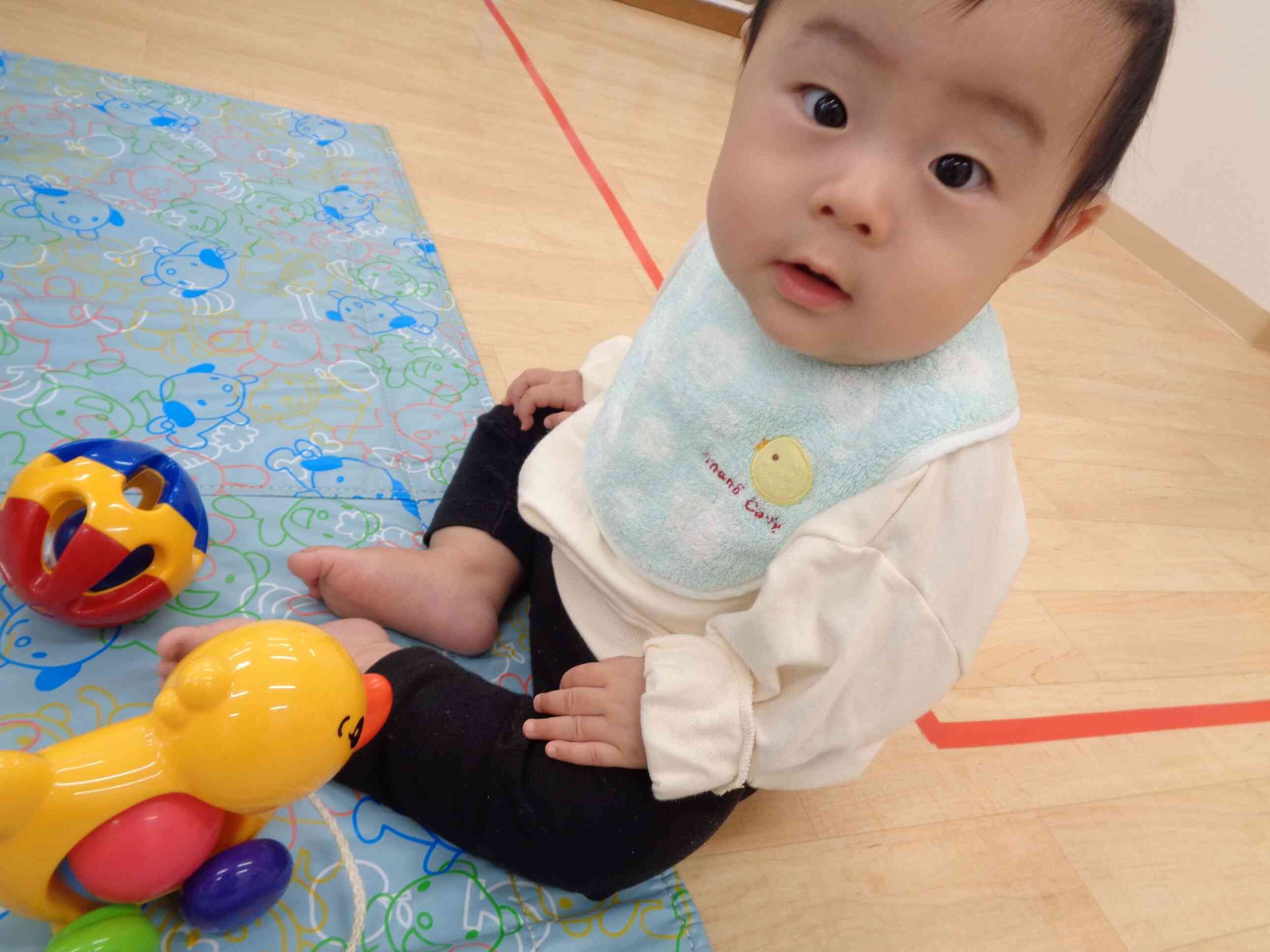 『室内遊び・センサリーボトル作り♬』園見学の後、おもちゃで遊びました♬ シャカシャカ鳴るボールを手に取り音を楽しみました★