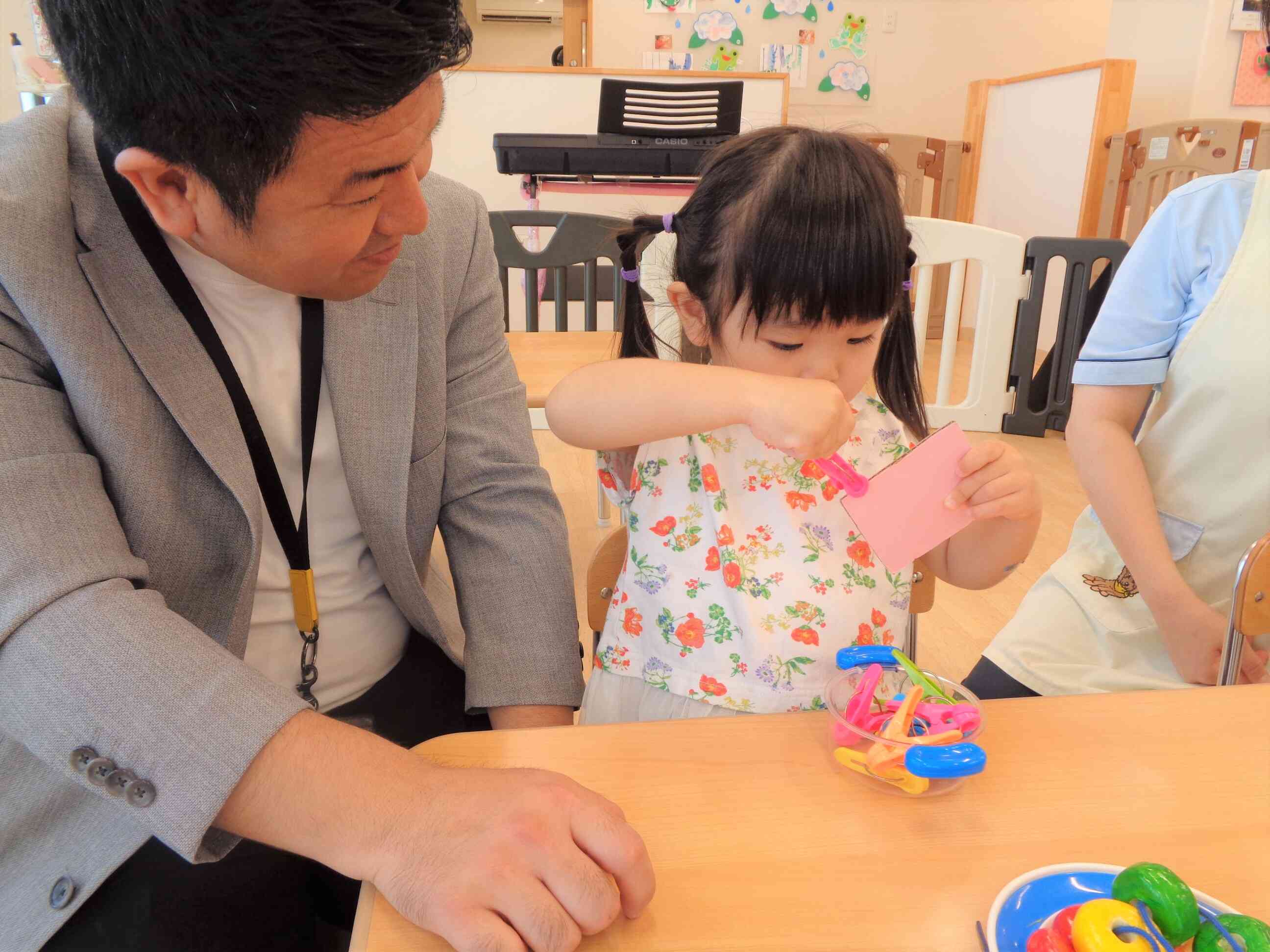 洗濯ばさみで、カニさんを作っています❤