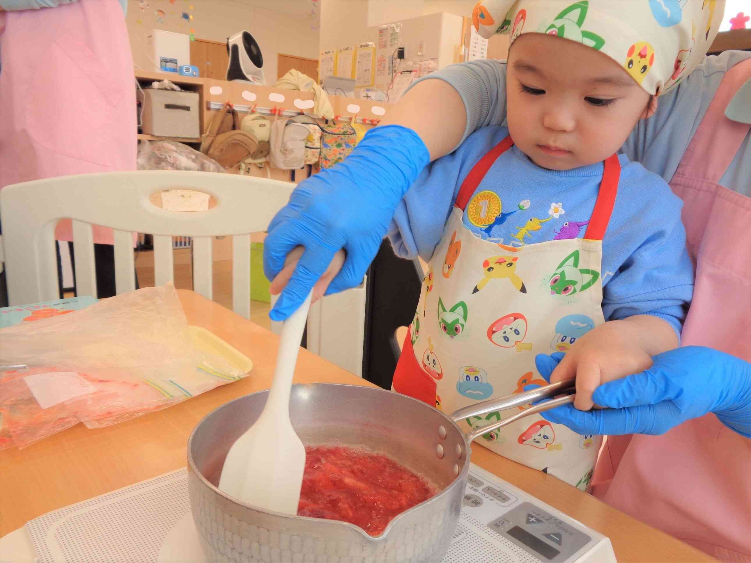月に１回食育活動があります。イチゴジャムを作っています♪