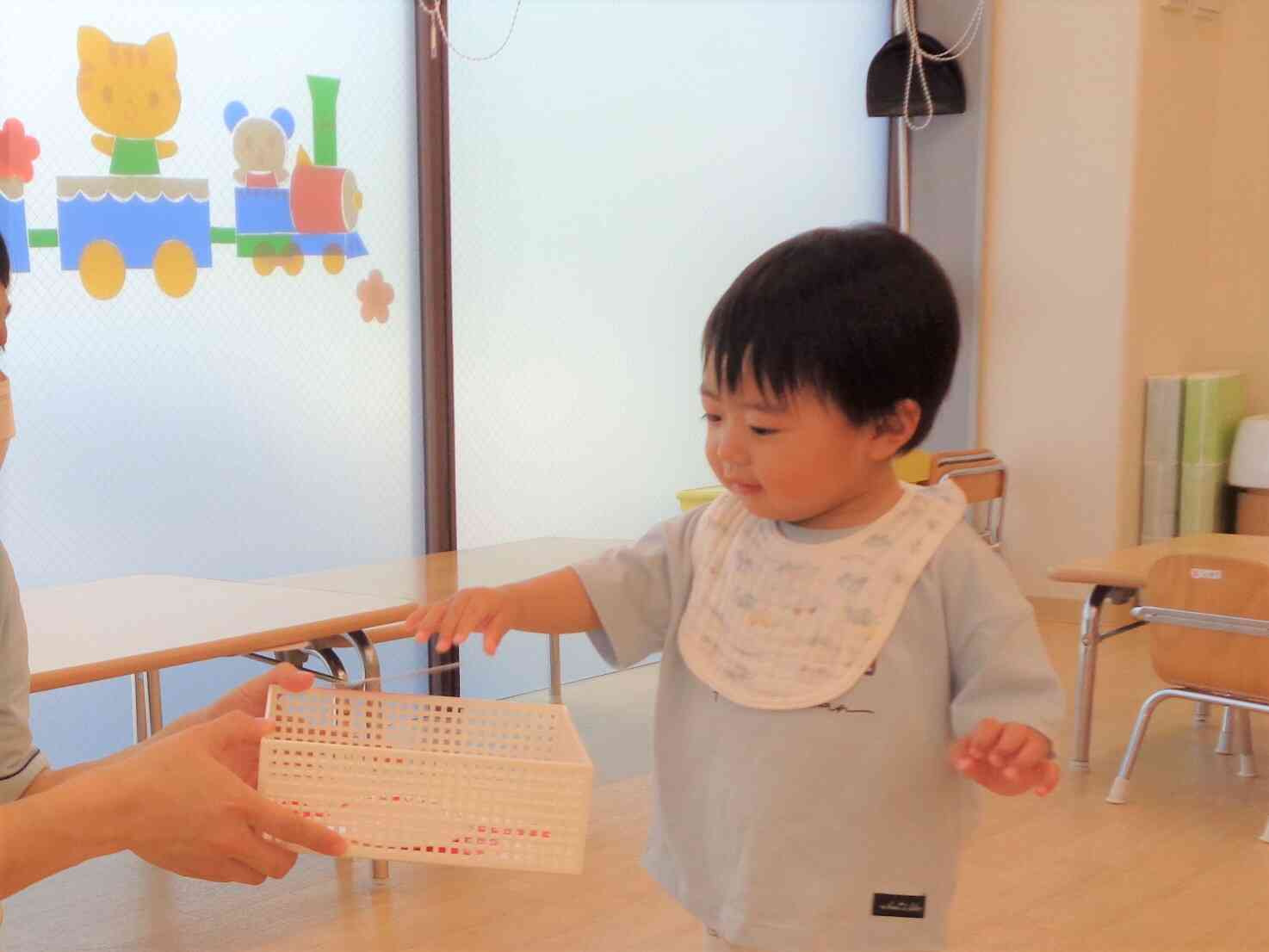 見付けたら、先生が持っている水槽へ戻します❤