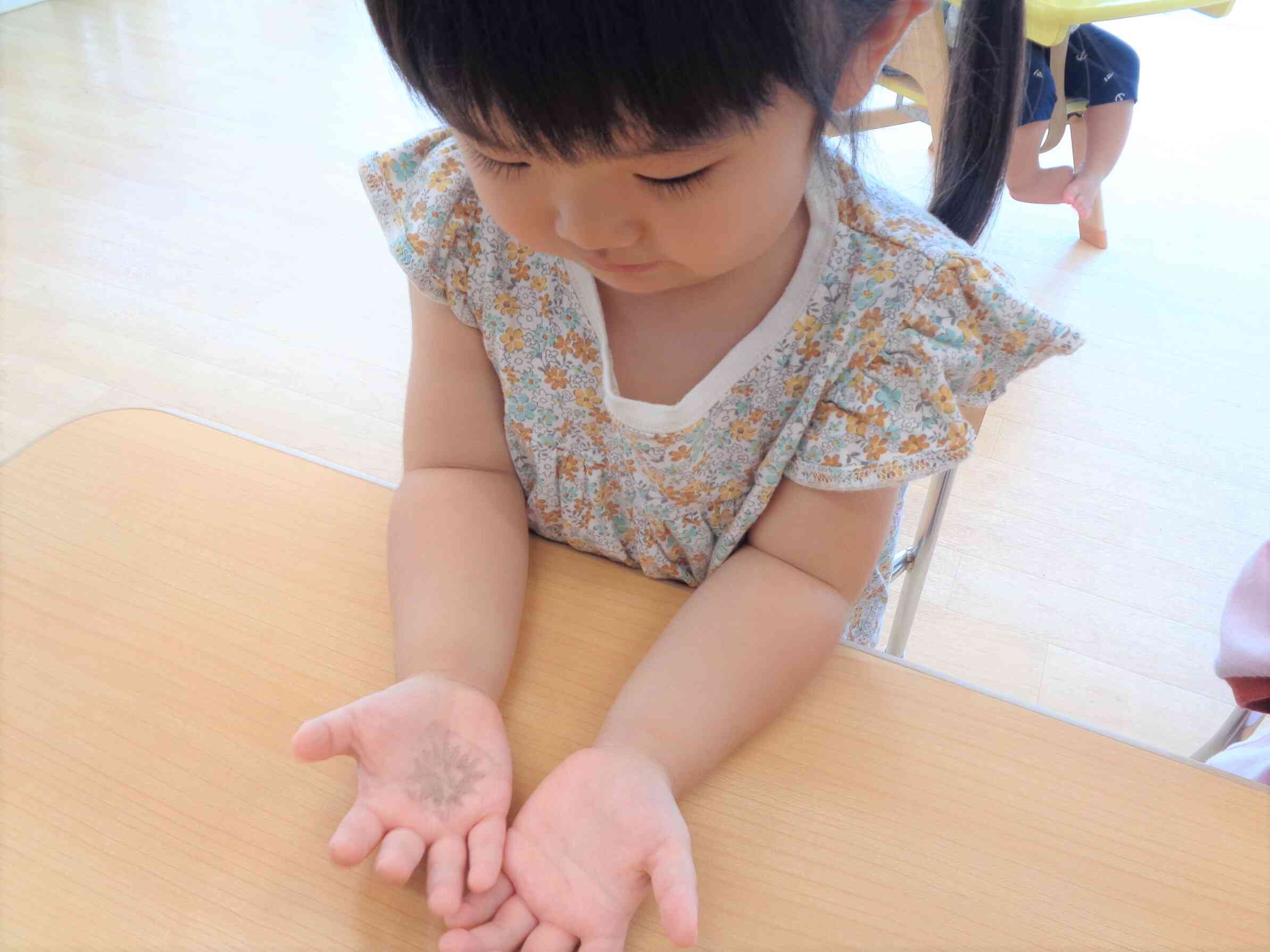 お手手にバイキン発見！手洗いしなきゃ。