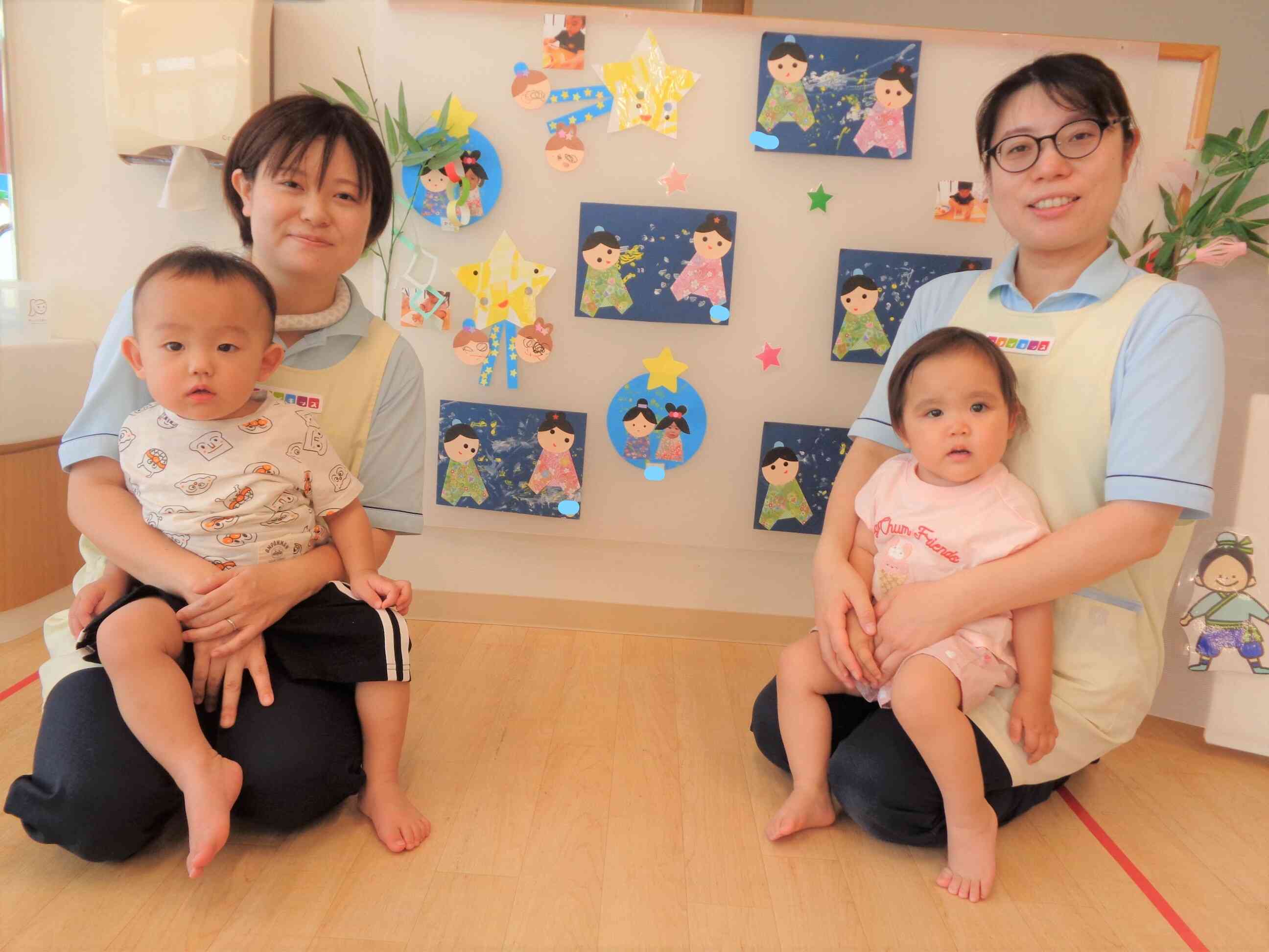 製作と一緒に記念撮影しました（あひる組・１歳児）