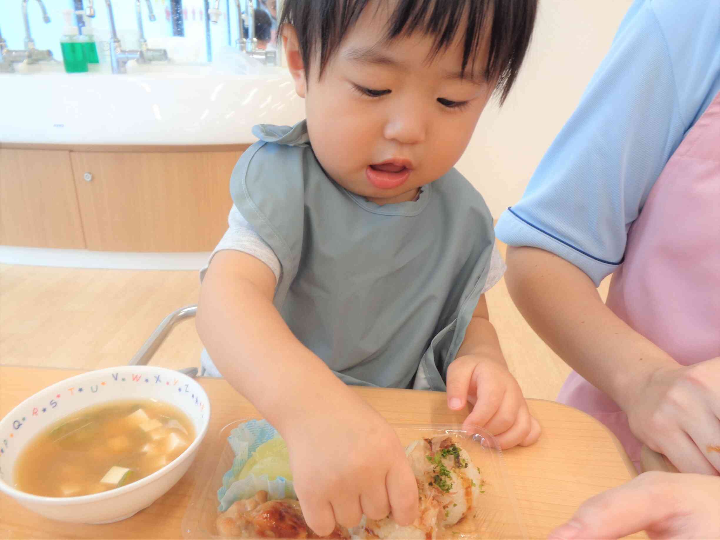 おにぎり美味しいな♪