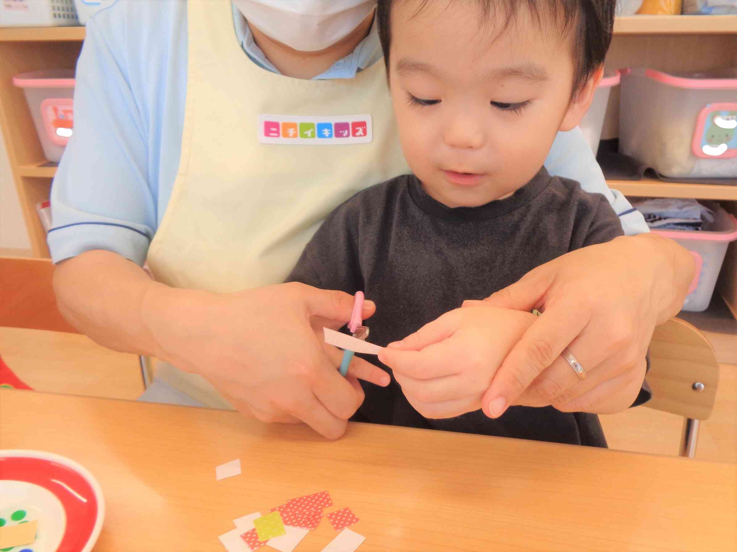 先生と一緒にチョキチョキ♪
