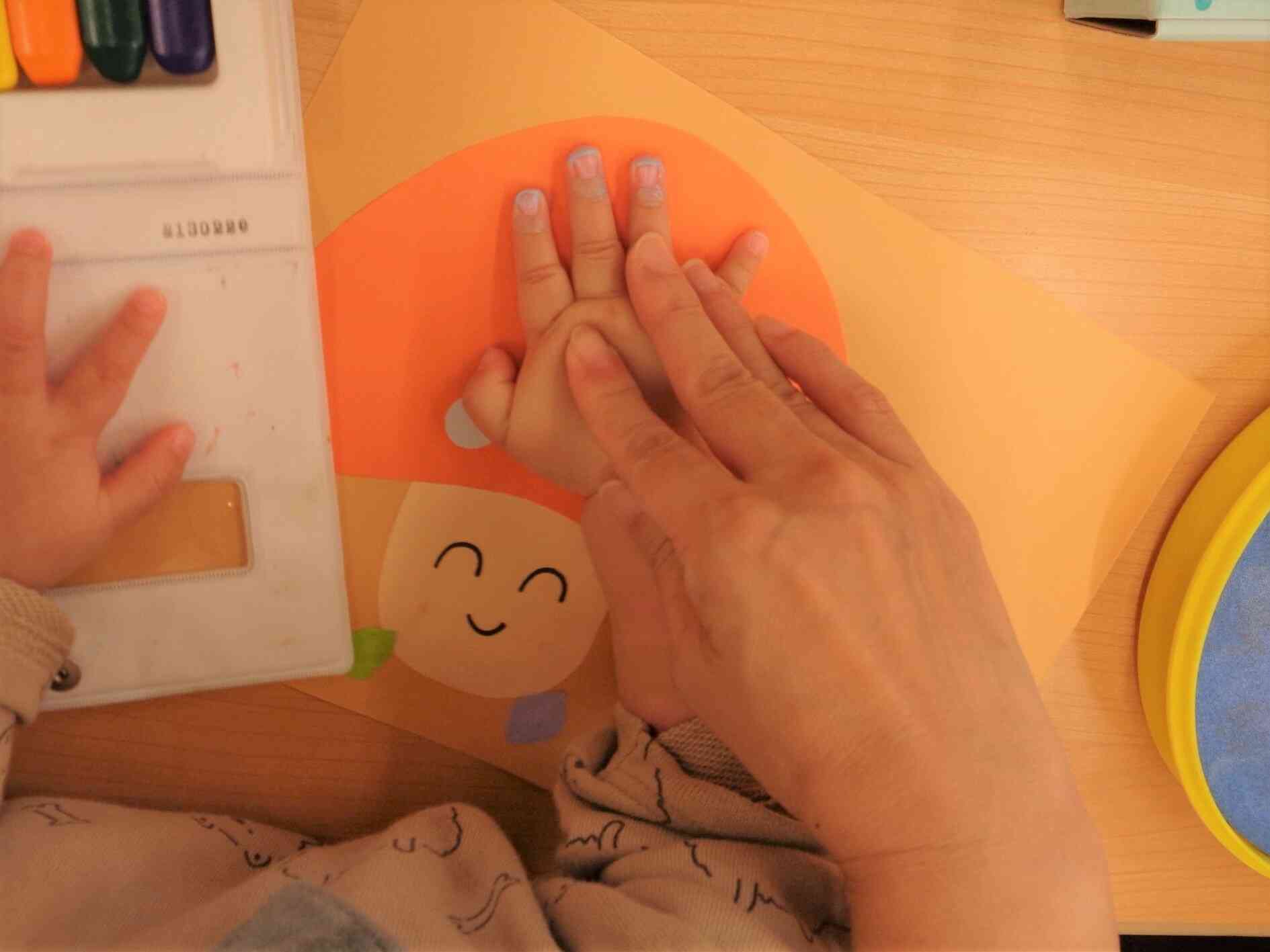 きのこスタンプ作り♬可愛いおててにインクをつけて、ペタペタときのこにスタンプしました❤