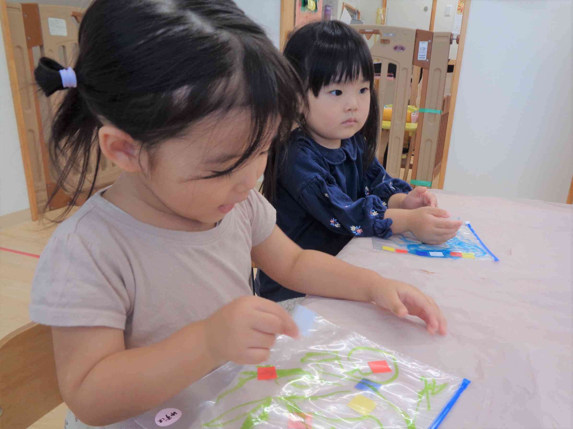 シールを貼ってデコレーション♪