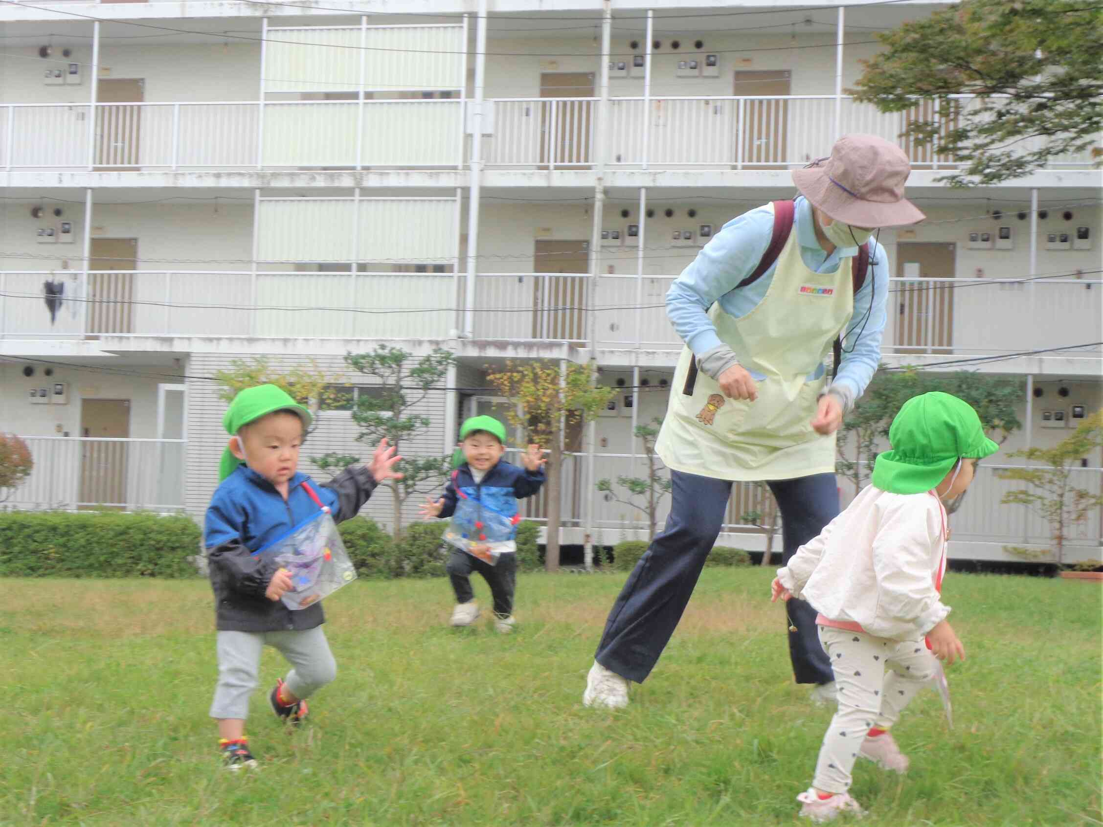 お散歩バックを持って公園へ行きました♬