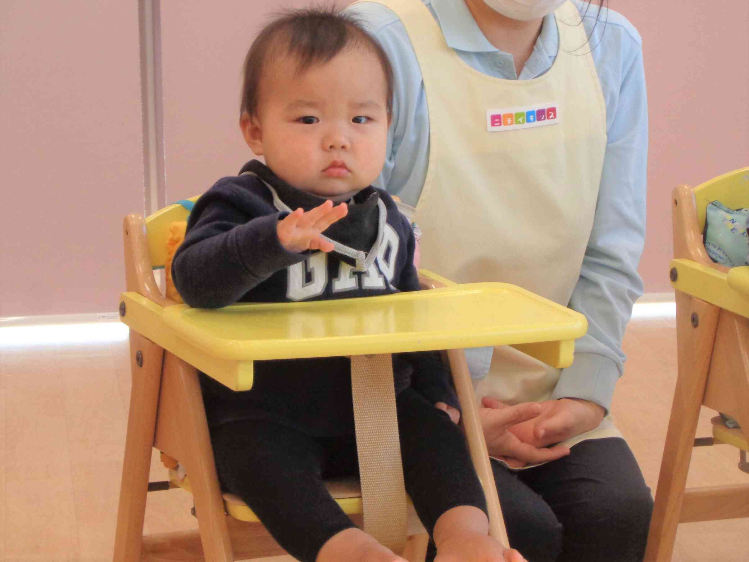 『はーい！』とお手手を挙げています❤