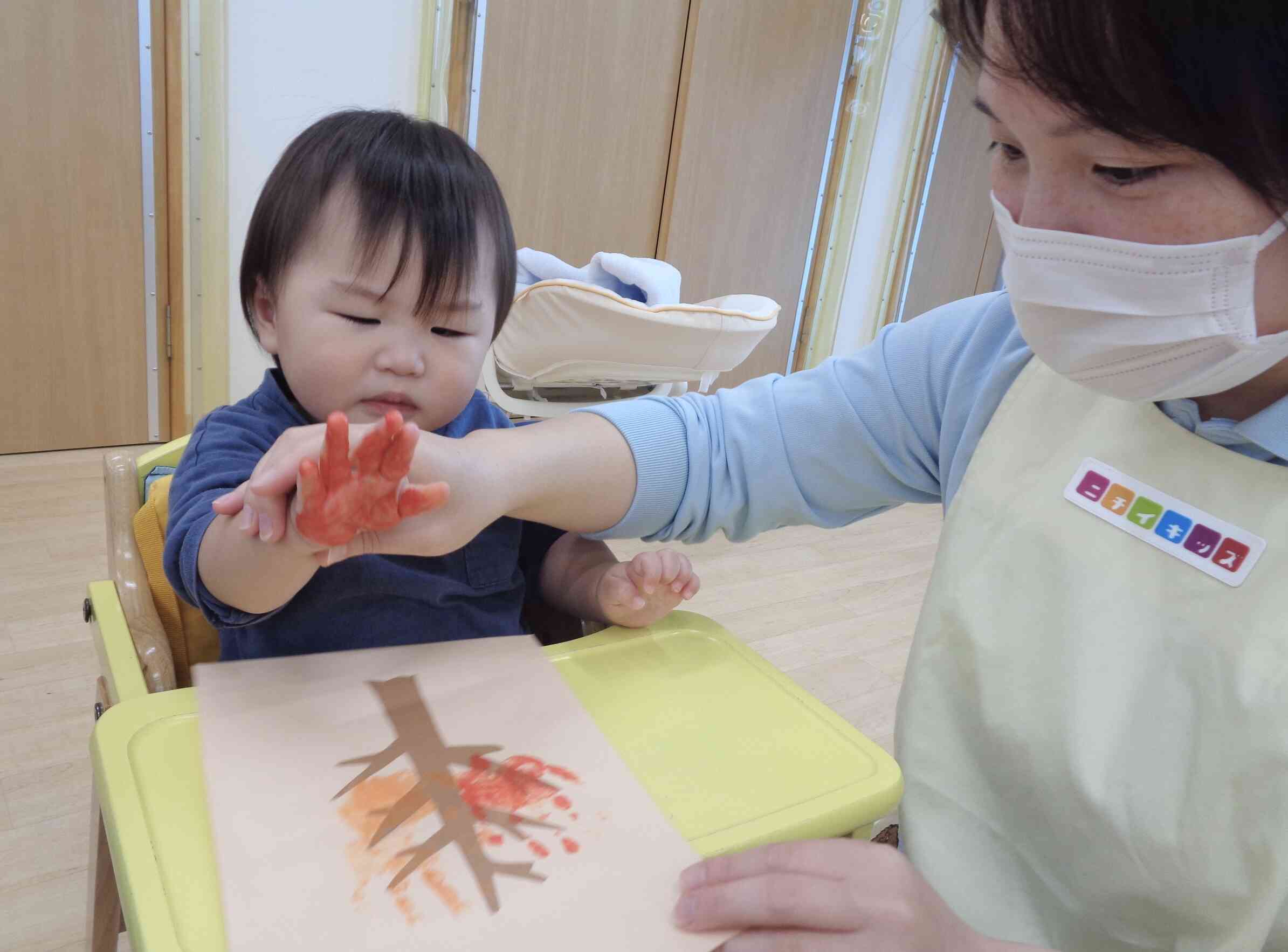 おててに絵の具を付けたよ‼︎