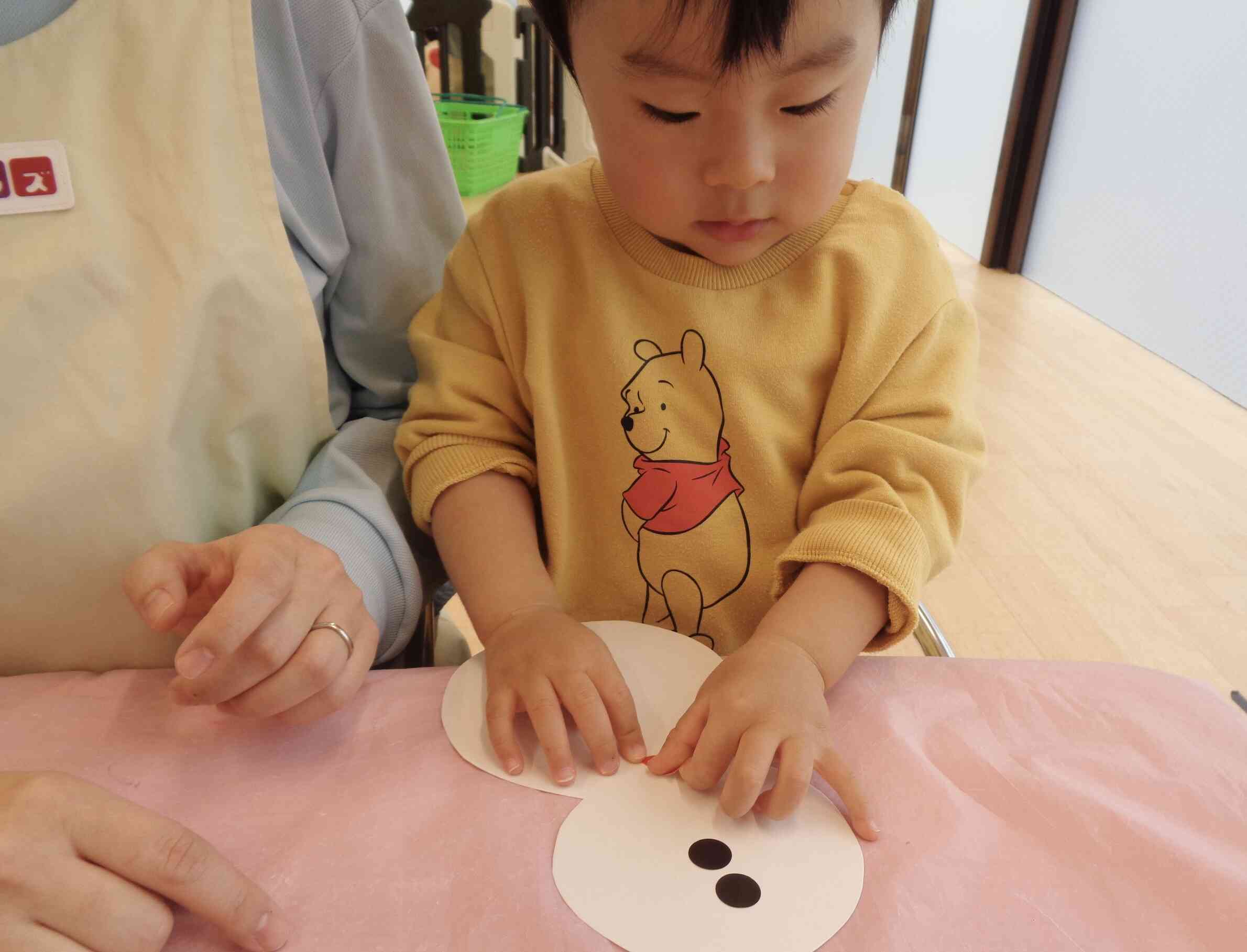 雪だるまのお目目ペタペタ♪