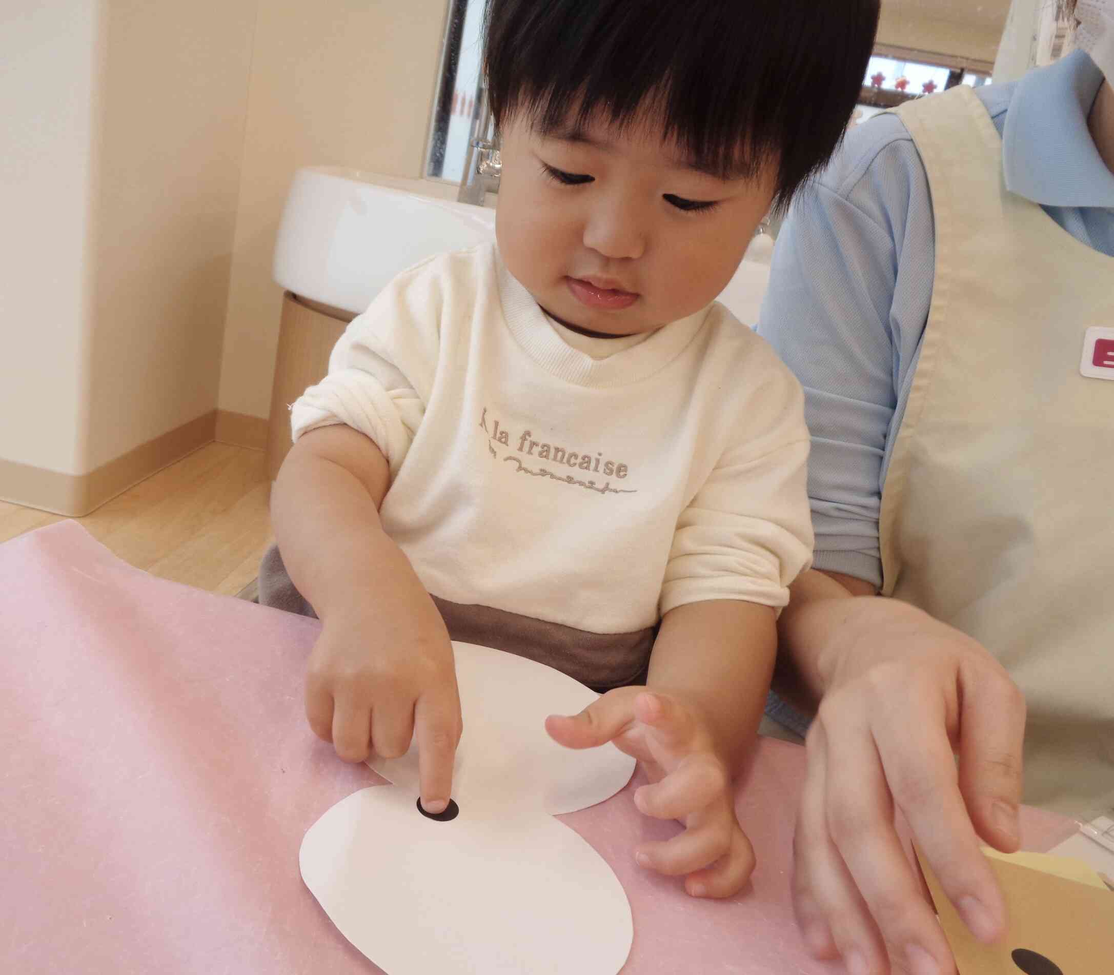 雪だるまのお顔を作っています