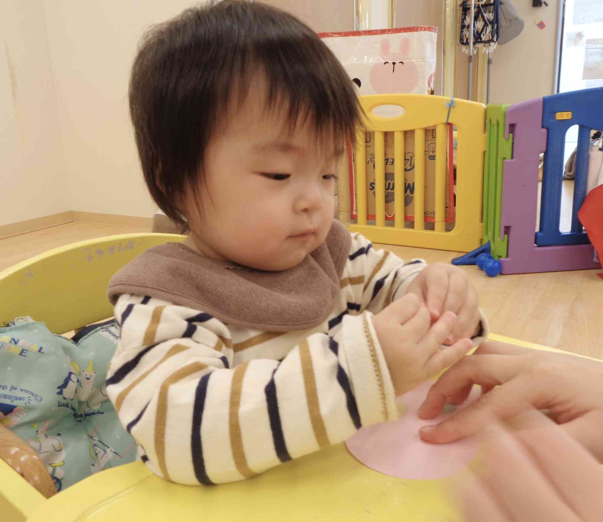 シールを剥がしているよ!