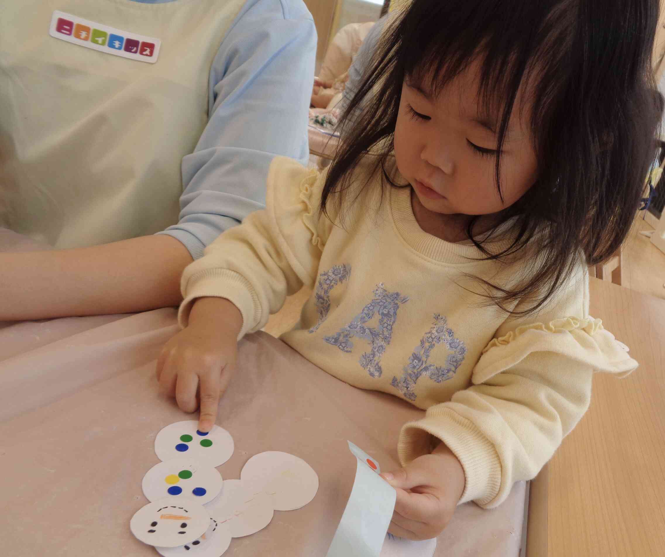 シールをペタペタ♪