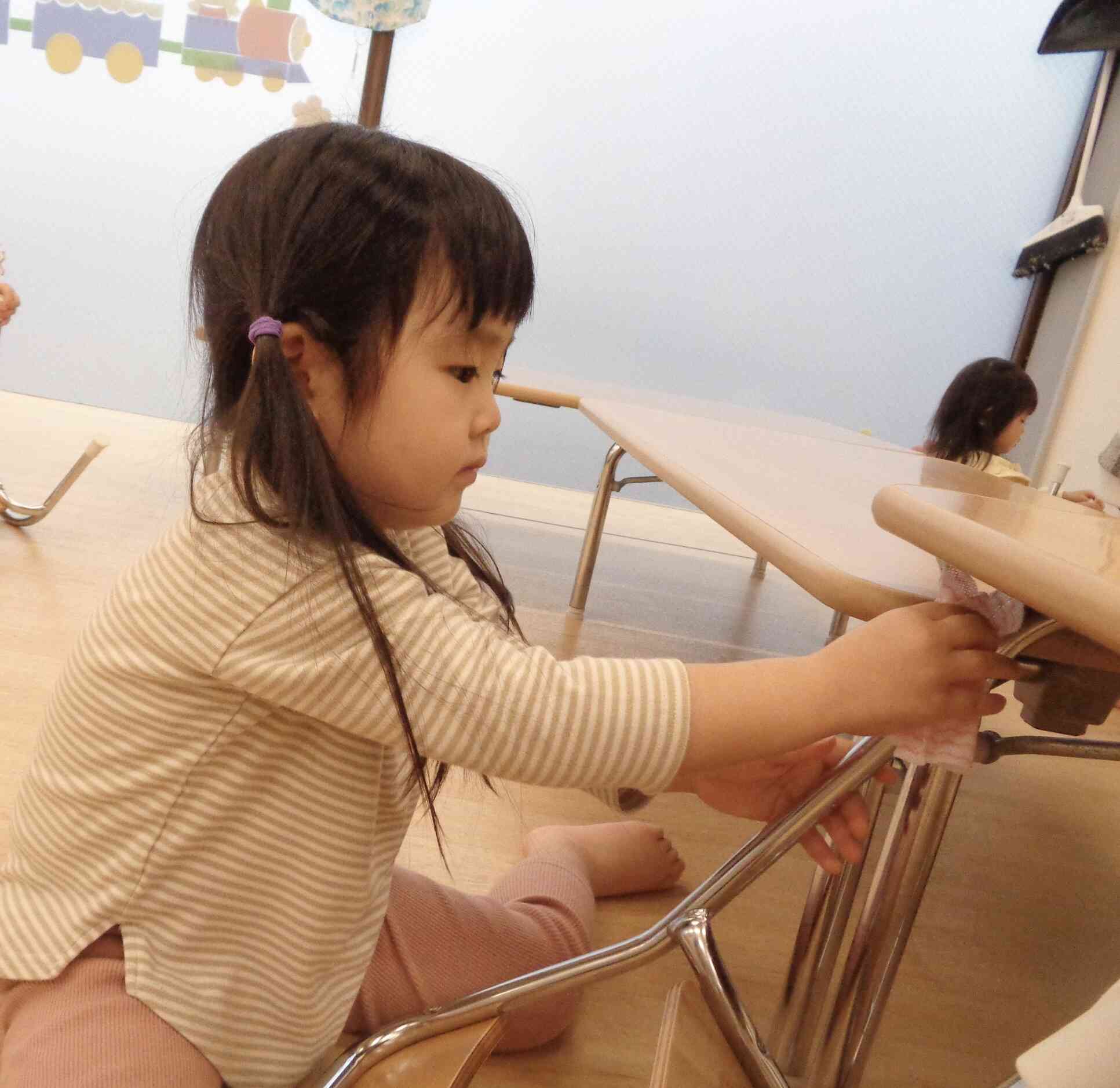 テーブルを綺麗にしているよ！