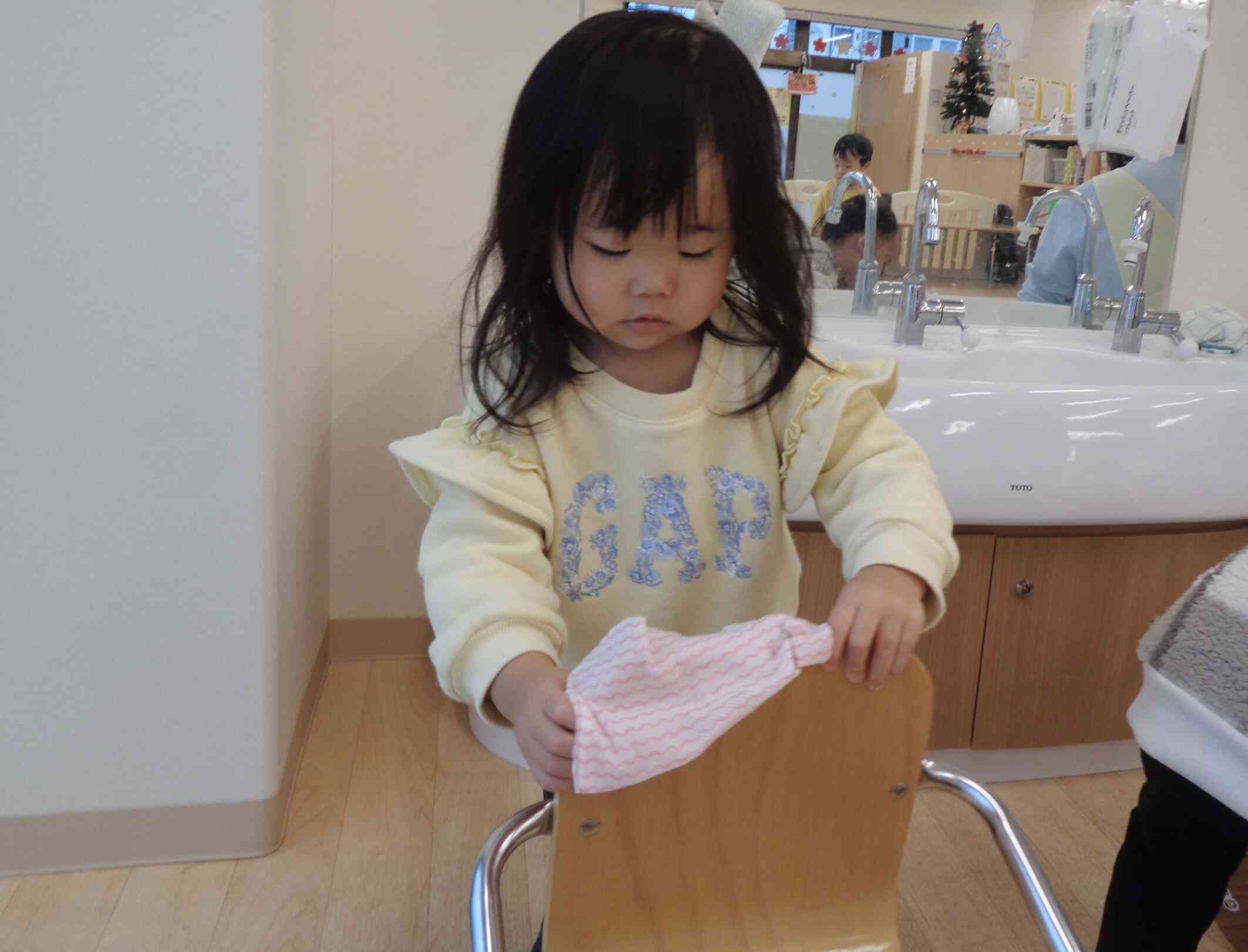 椅子を拭き拭き♪