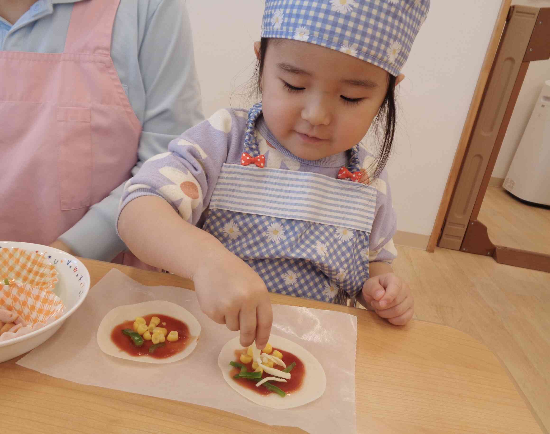 具材をトッピングします