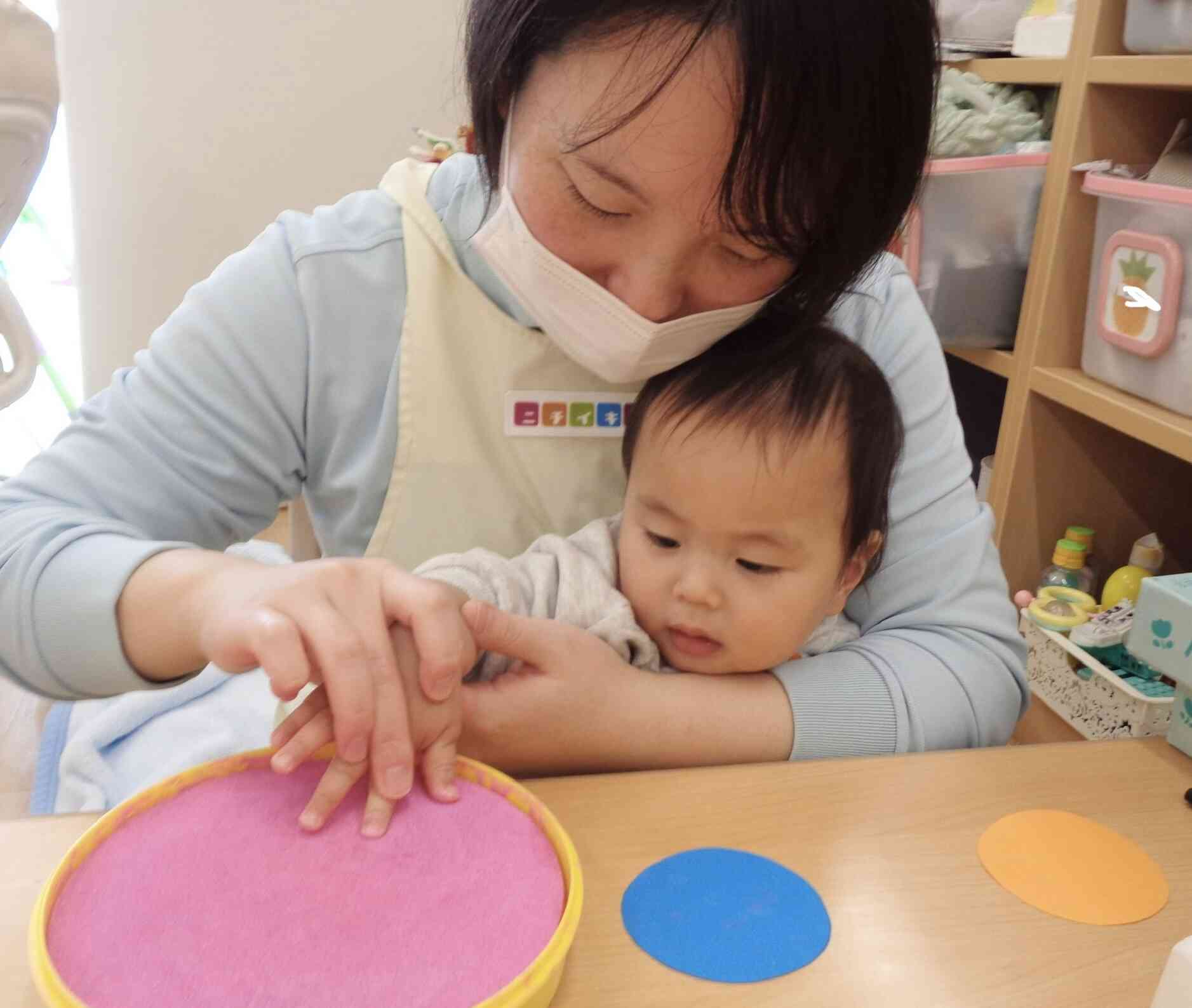 2月の制作♬ひよこ組（0歳児）