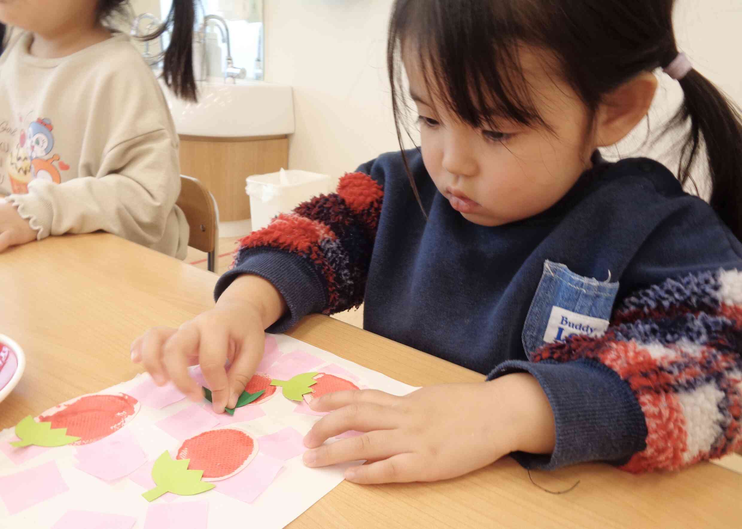 丁寧にペタリ！