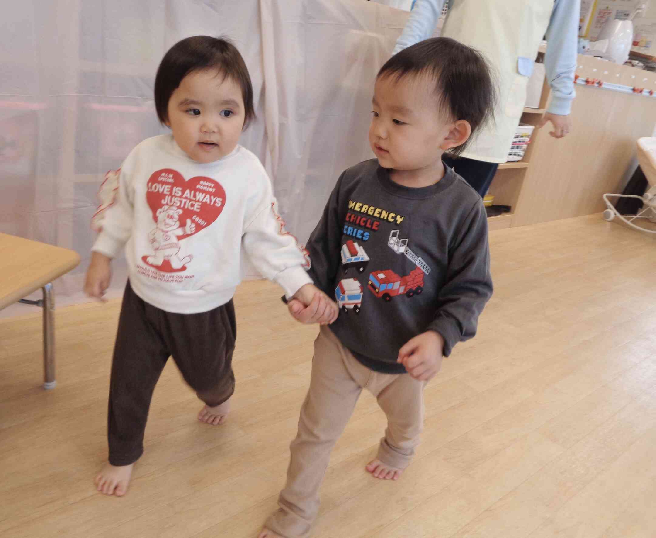 おてて繋いで仲良し♡