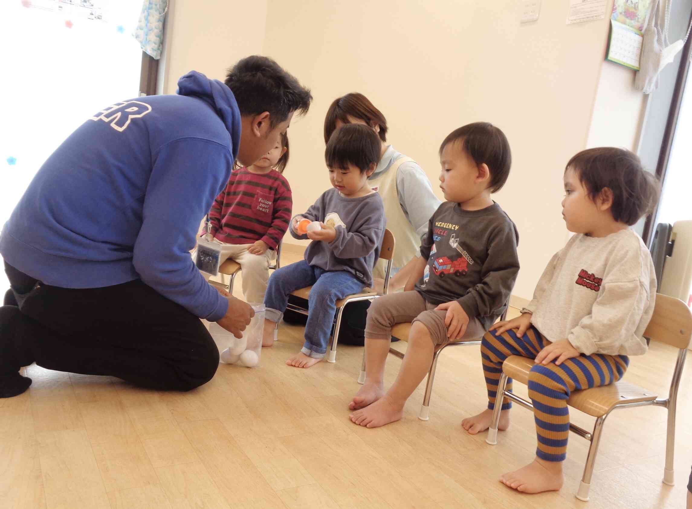 卵のおもちゃの中身は何色かな〜？