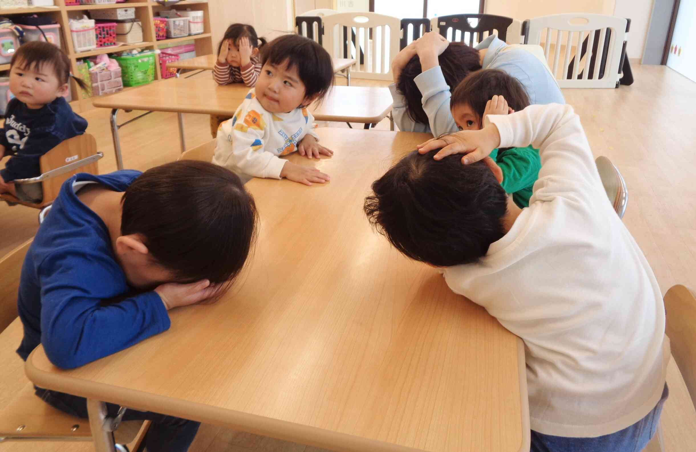 みんなでダンゴムシポーズを練習しています。