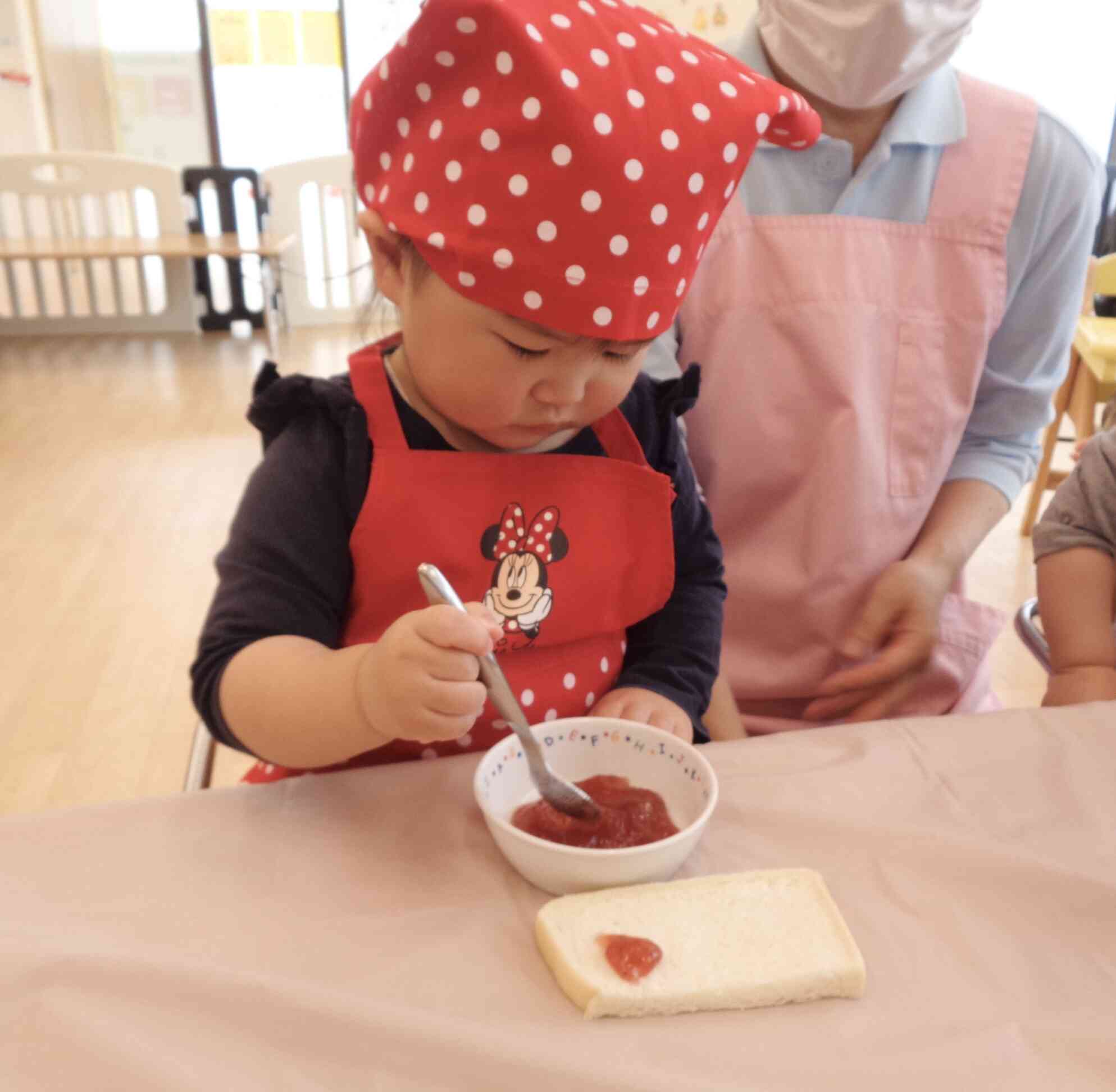 4月の食育活動〜いちごジャムサンド作り〜