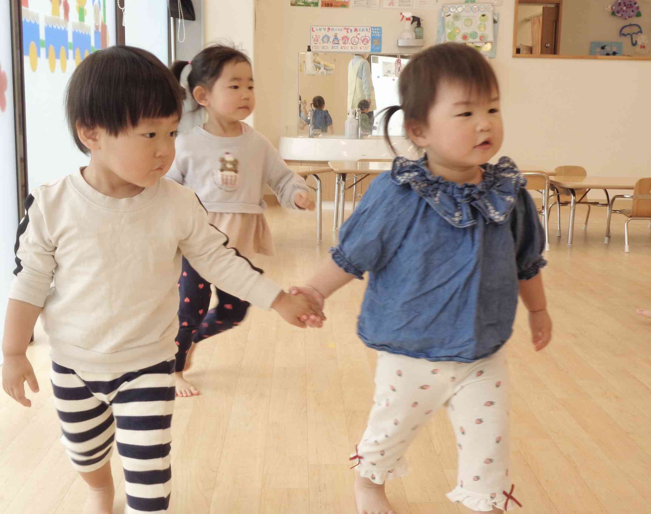 お手手を繋いで歩こう♪