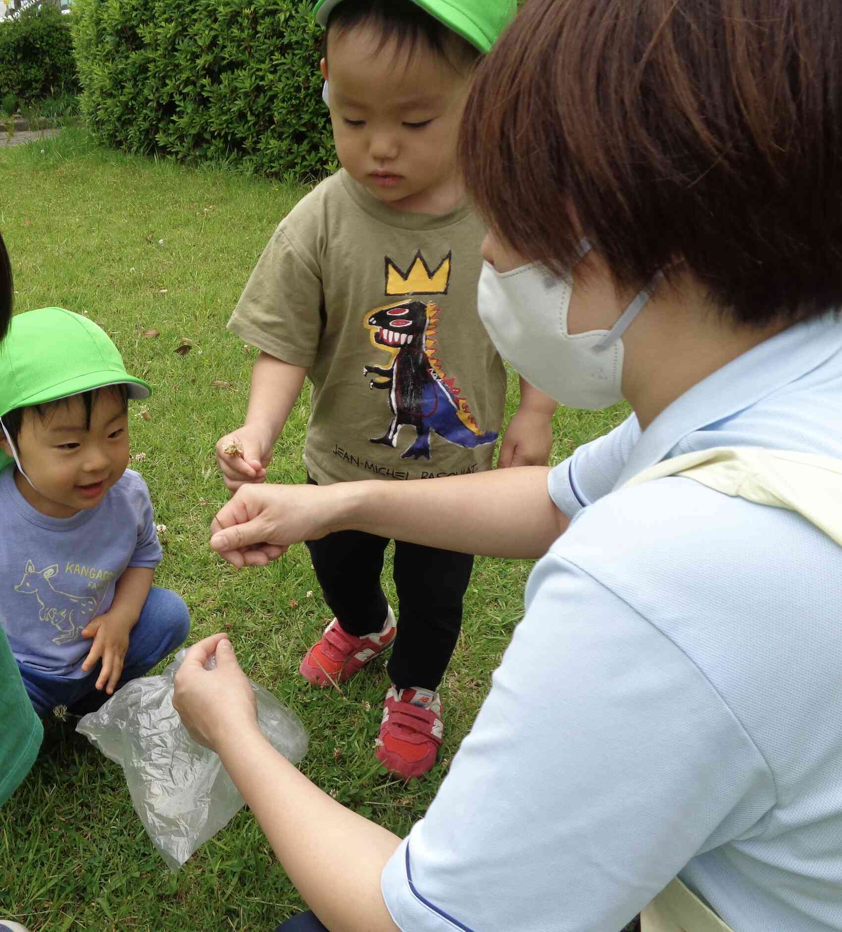 お花で不思議な色水あそび♪