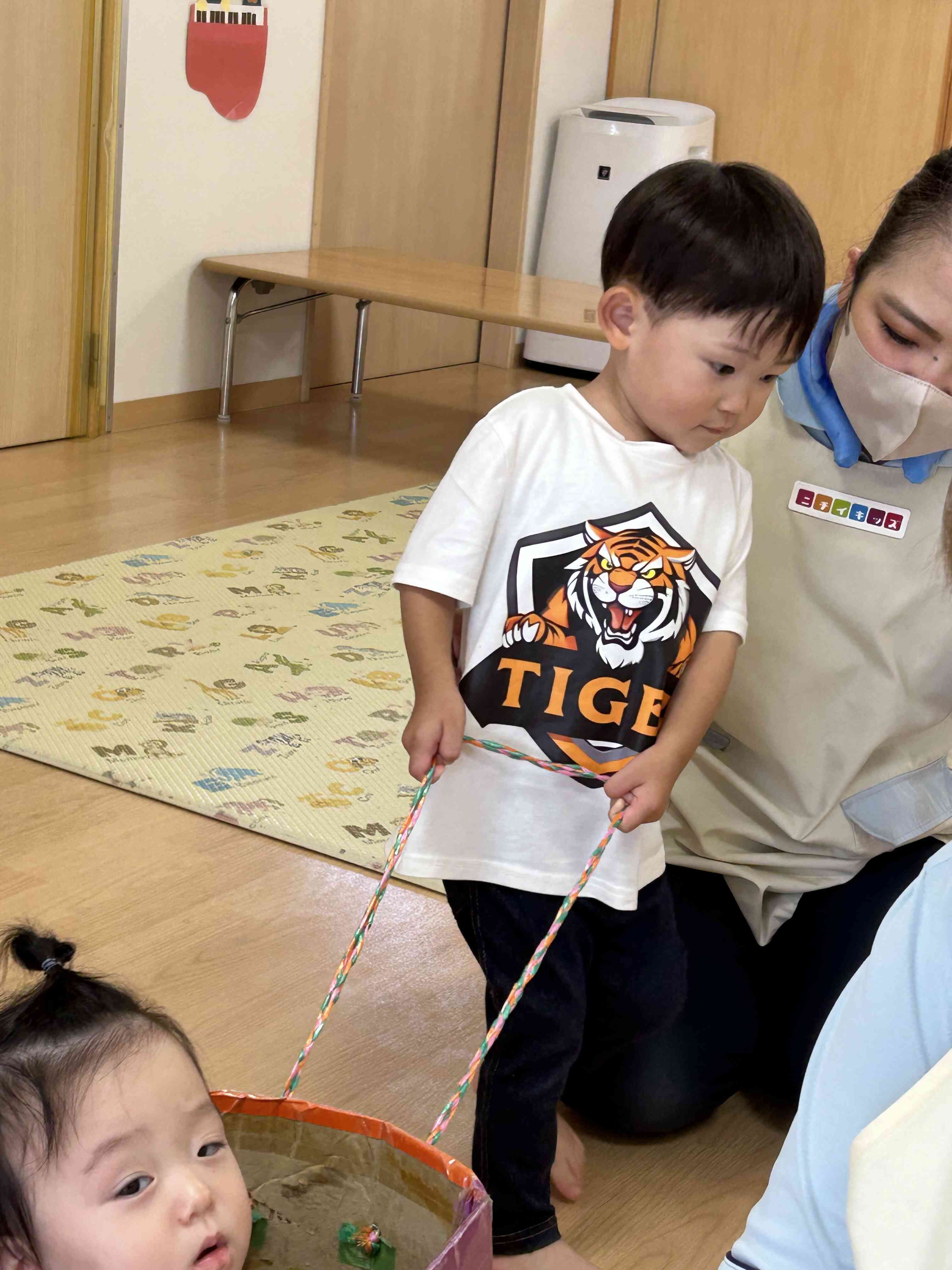 ひよこ組さんを乗せて慎重に「よいしょ、よいしょ」