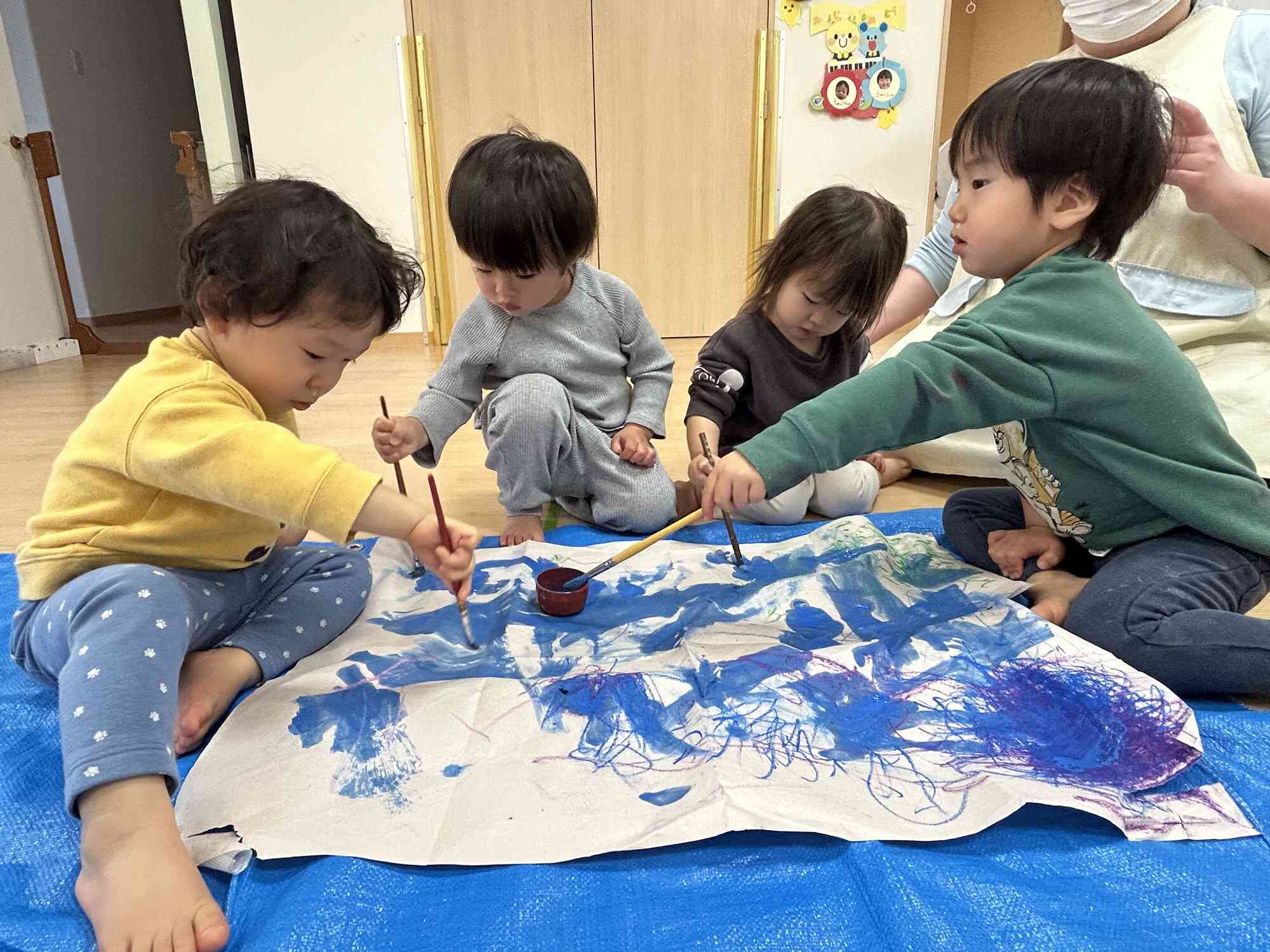 次は絵の具を使って…