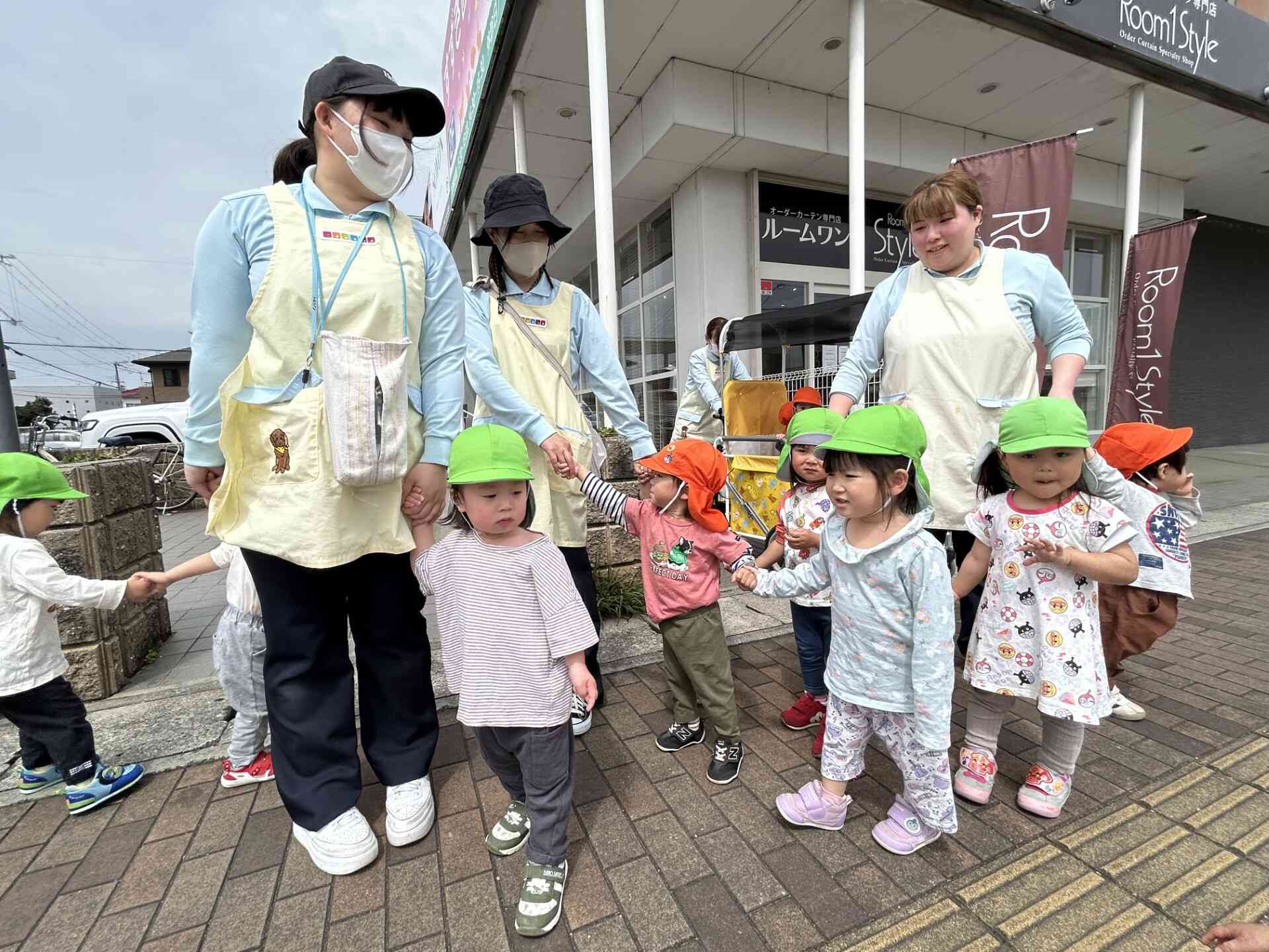 ２歳児うさぎ組と交流散歩～１歳児あひる組～