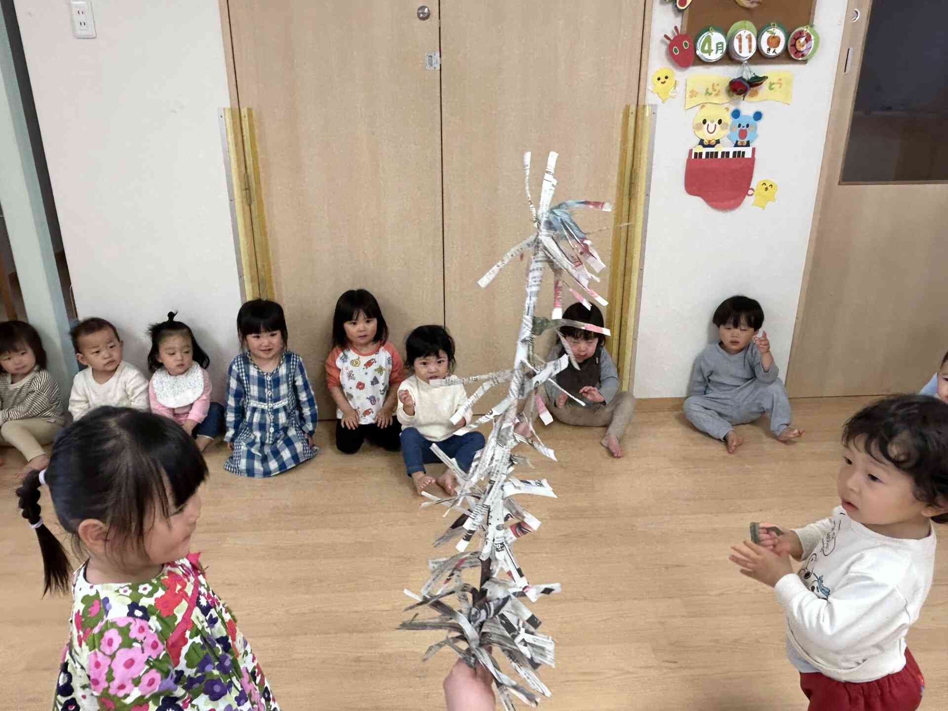 新聞遊び～1歳児あひる組・2歳児うさぎ組～