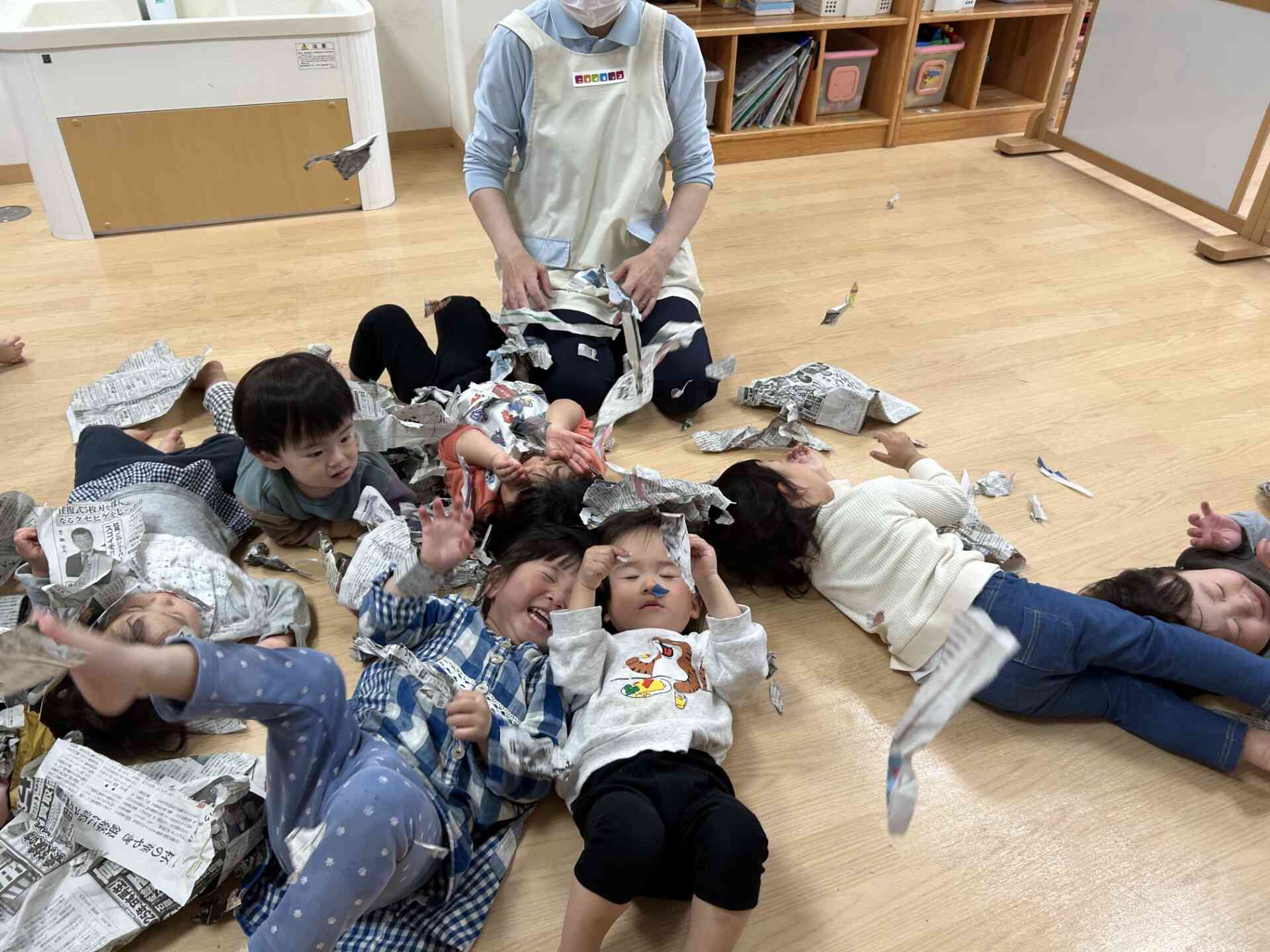 新聞紙シャワー！