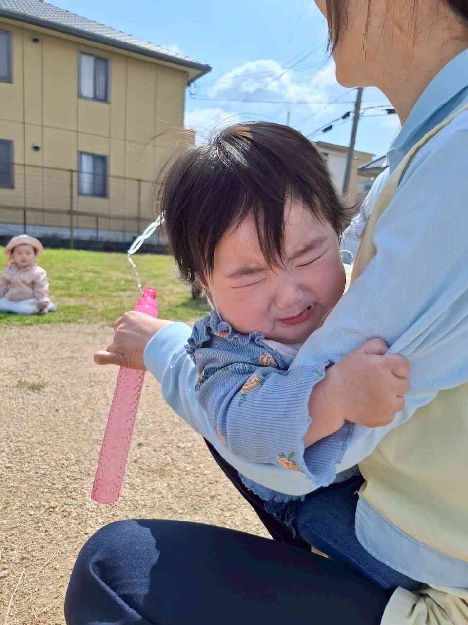 まだ先生の抱っこがいいな～